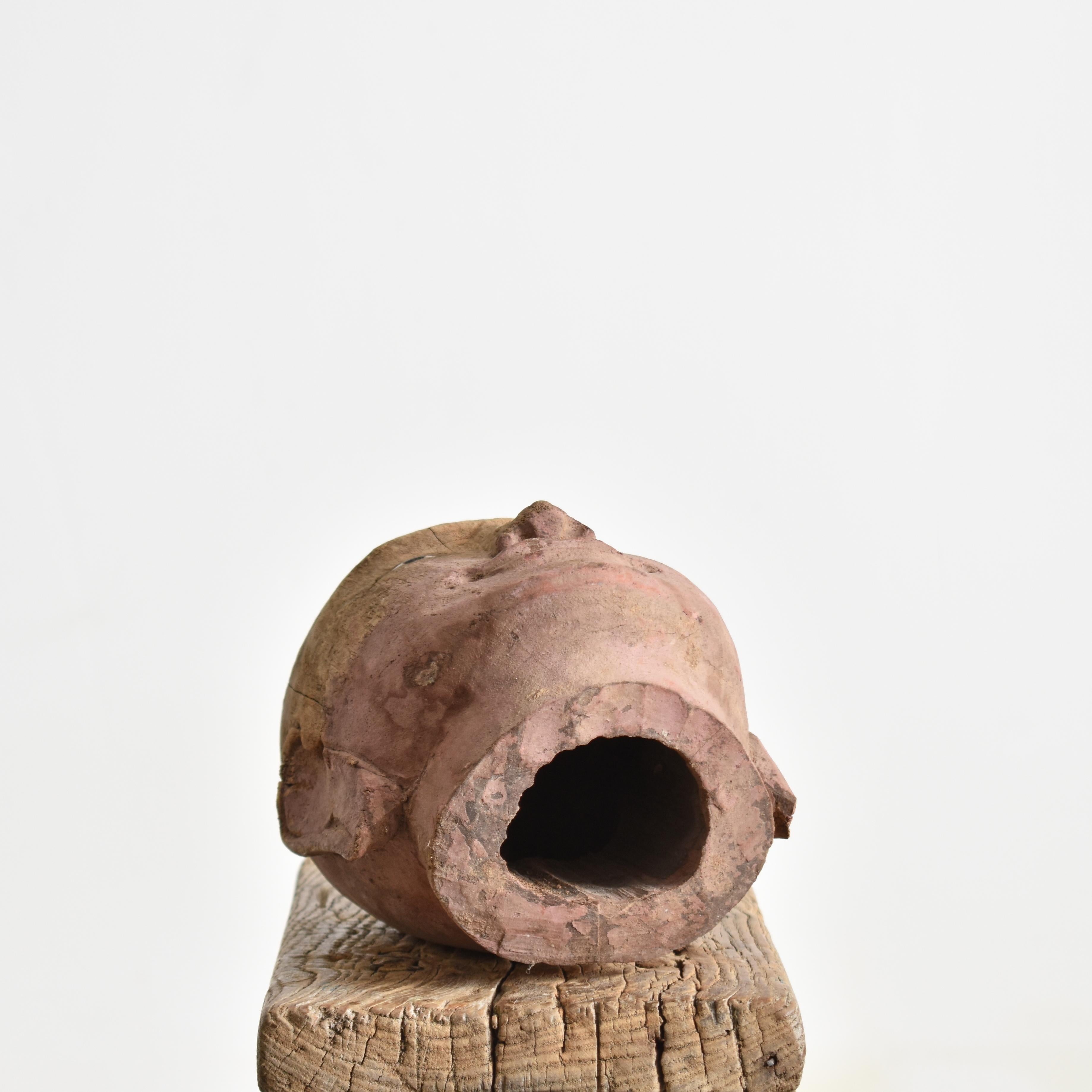 Antigua cabeza de marioneta tallada birmana- A

Cabeza decorativa de marioneta birmana tallada en madera y pintada, con ojos de cristal. Se cree que es del siglo XIX. Se habría utilizado para un espectáculo de marionetas o teatro. Una pieza