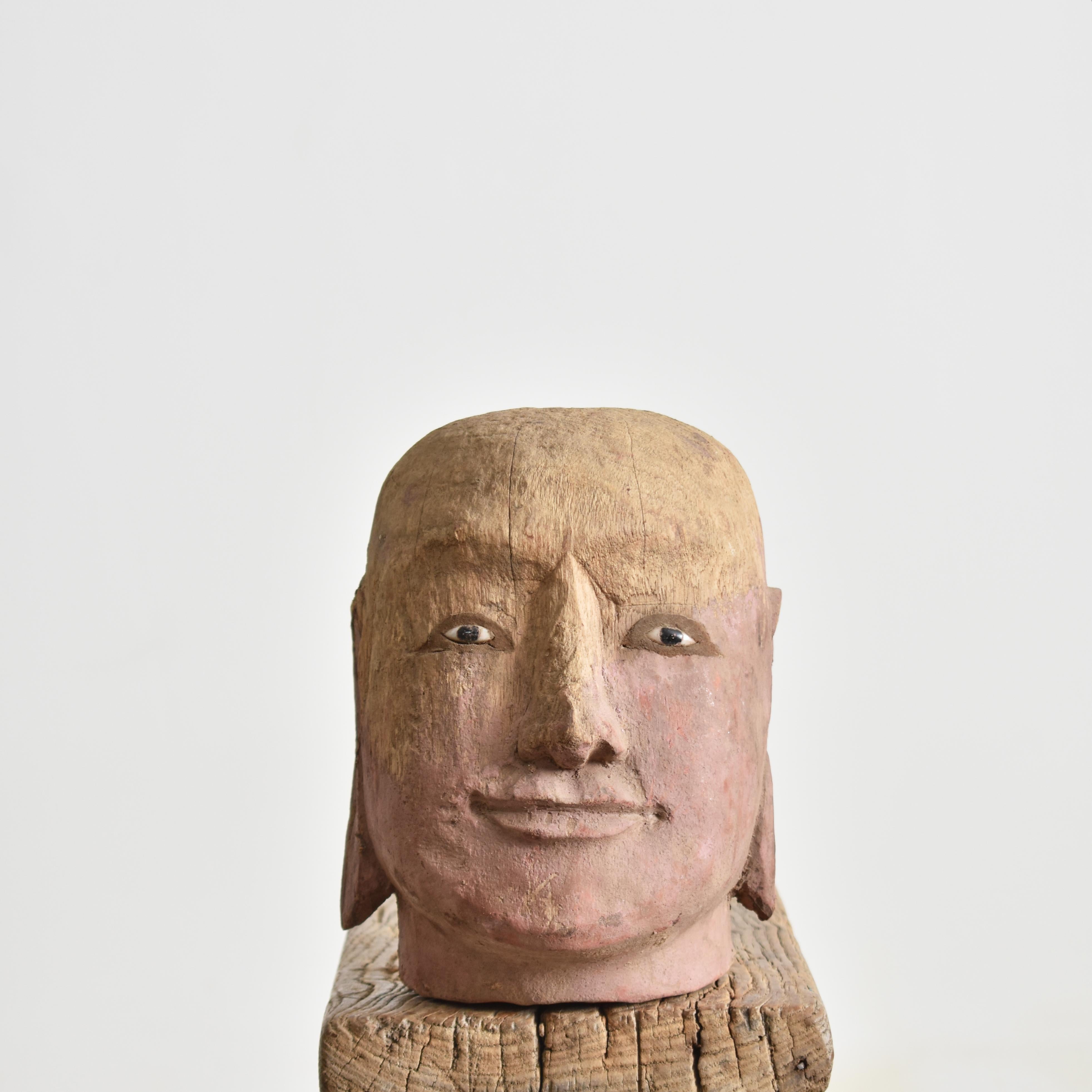 Cabeza de marioneta birmana tallada en madera rústica antigua en Desgastado estado para la venta en Stockbridge, GB