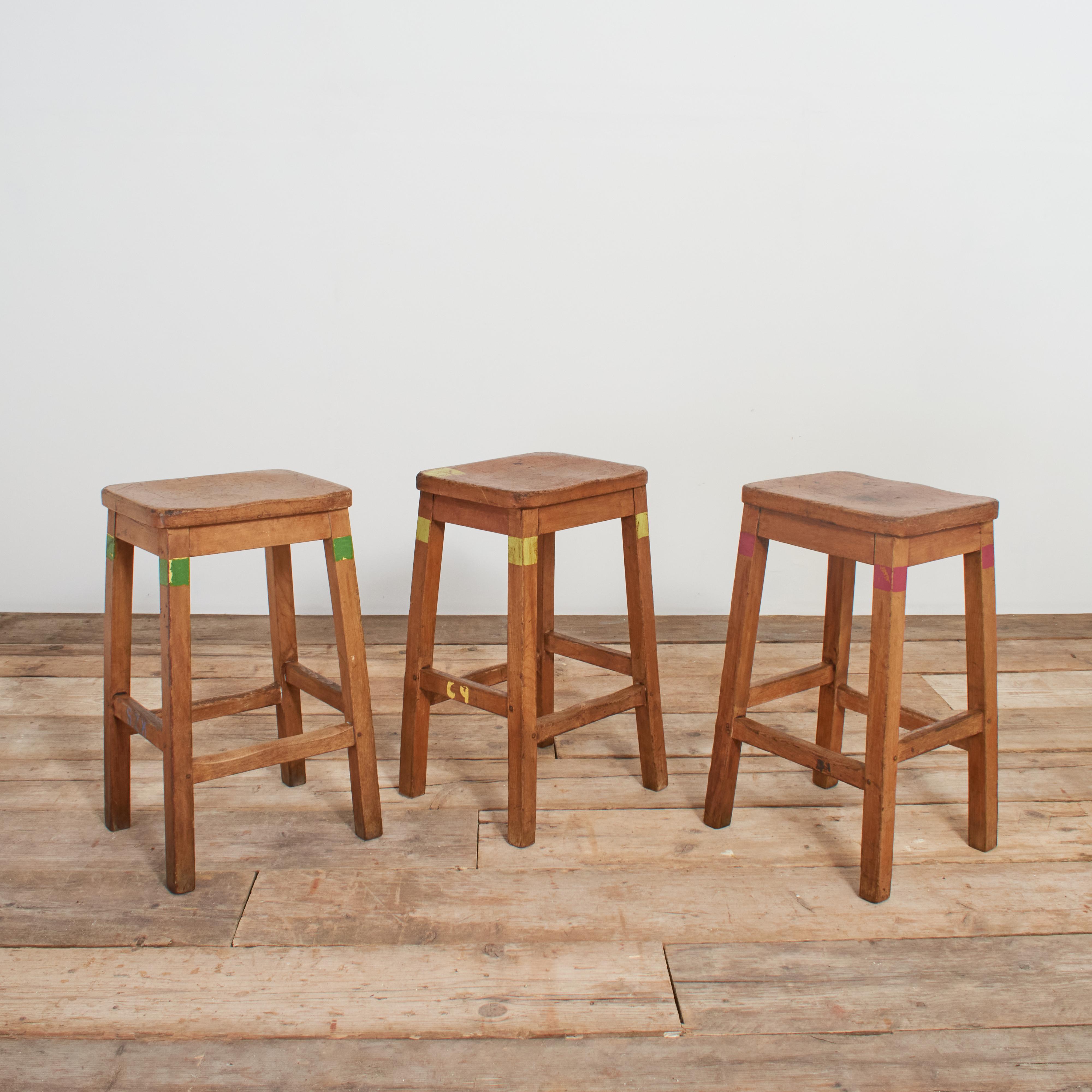 Sgabello da laboratorio scolastico in legno del Medioevo

Fantastici sgabelli da laboratorio originali in legno recuperati da una scuola in Wales. Pratico e robusto per la cucina, lo studio d'arte, la stanza dei bambini o come comodino