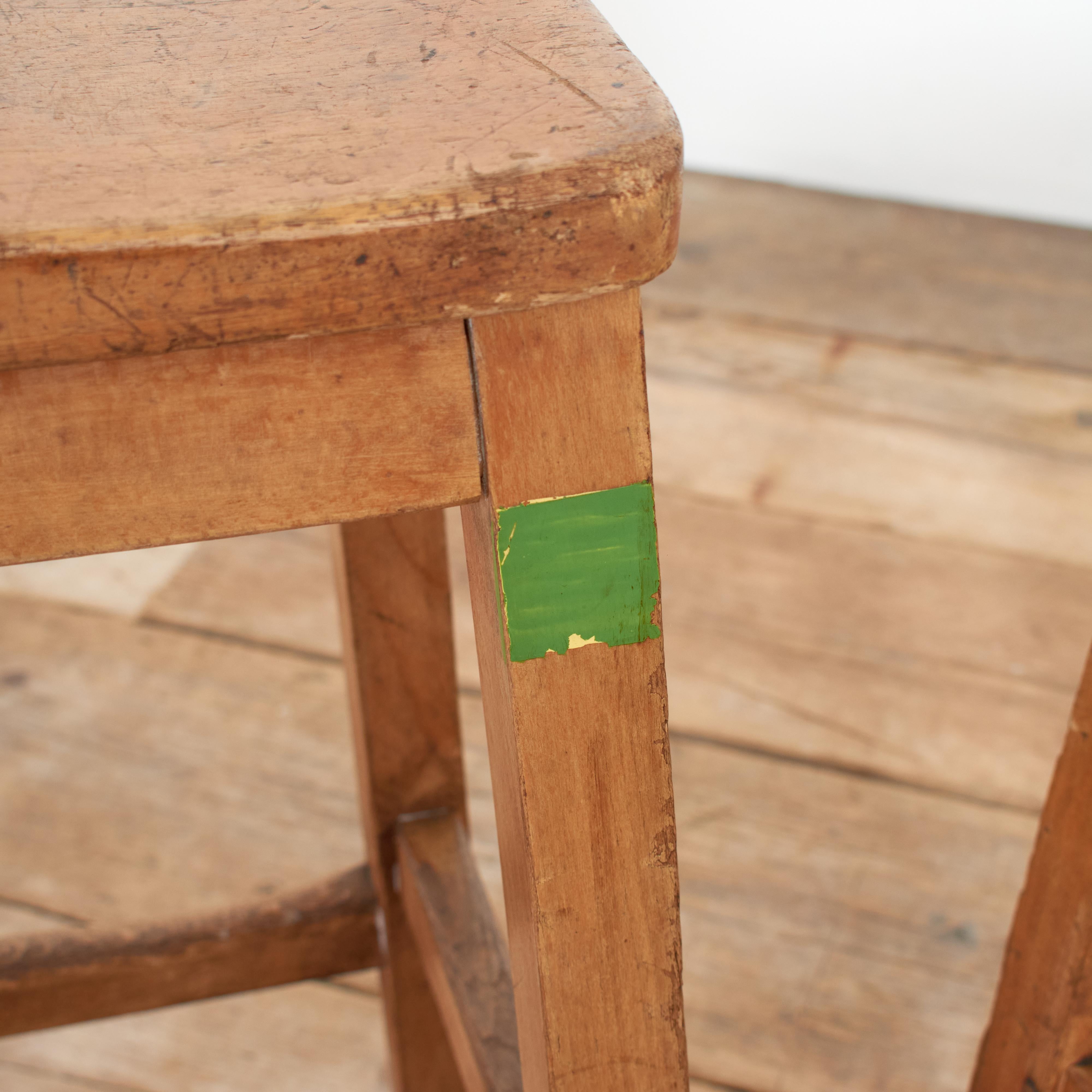 Intagliato a mano Sgabello rustico antico in legno di olmo per lampada laterale da laboratorio scolastico in vendita