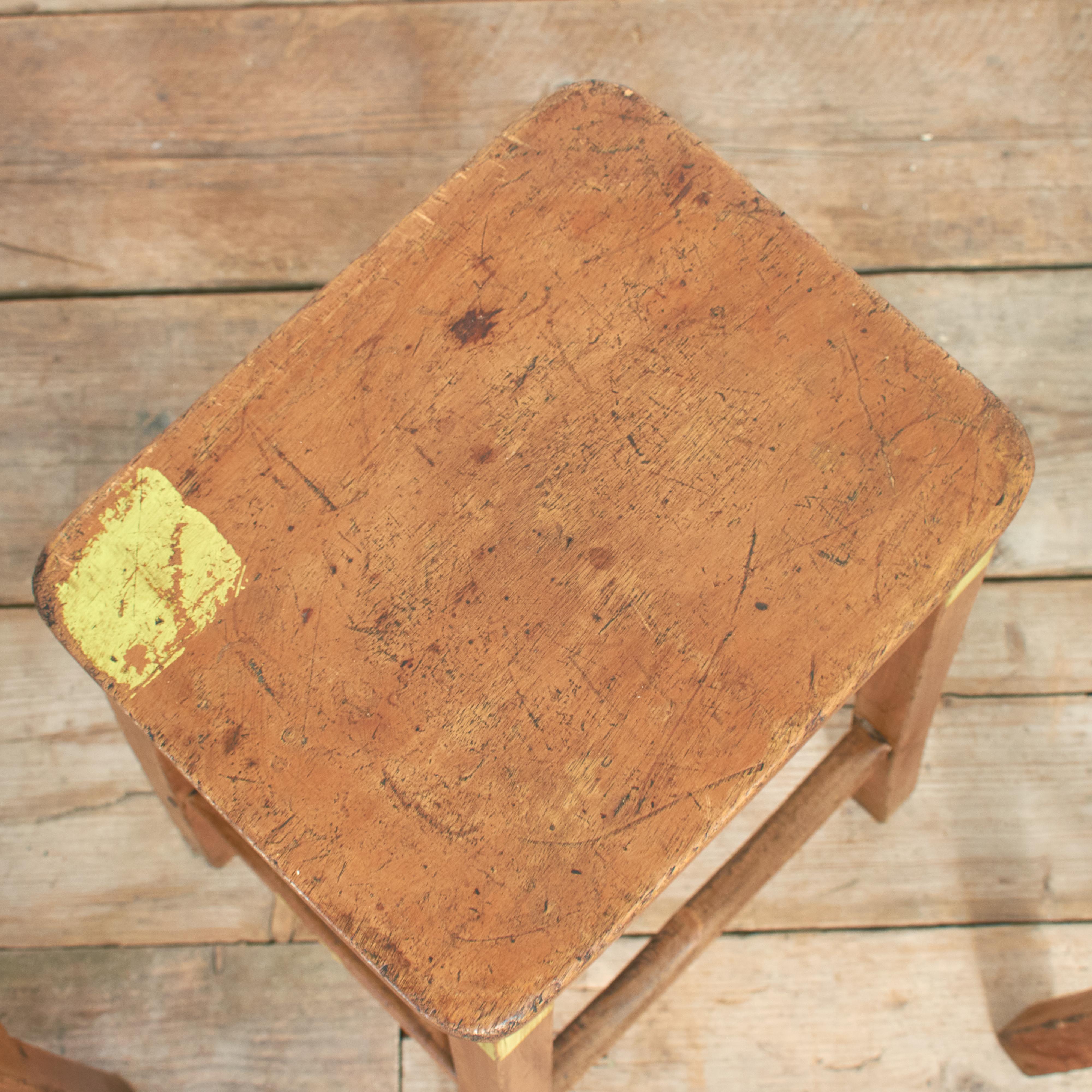 XX secolo Sgabello rustico antico in legno di olmo per lampada laterale da laboratorio scolastico in vendita