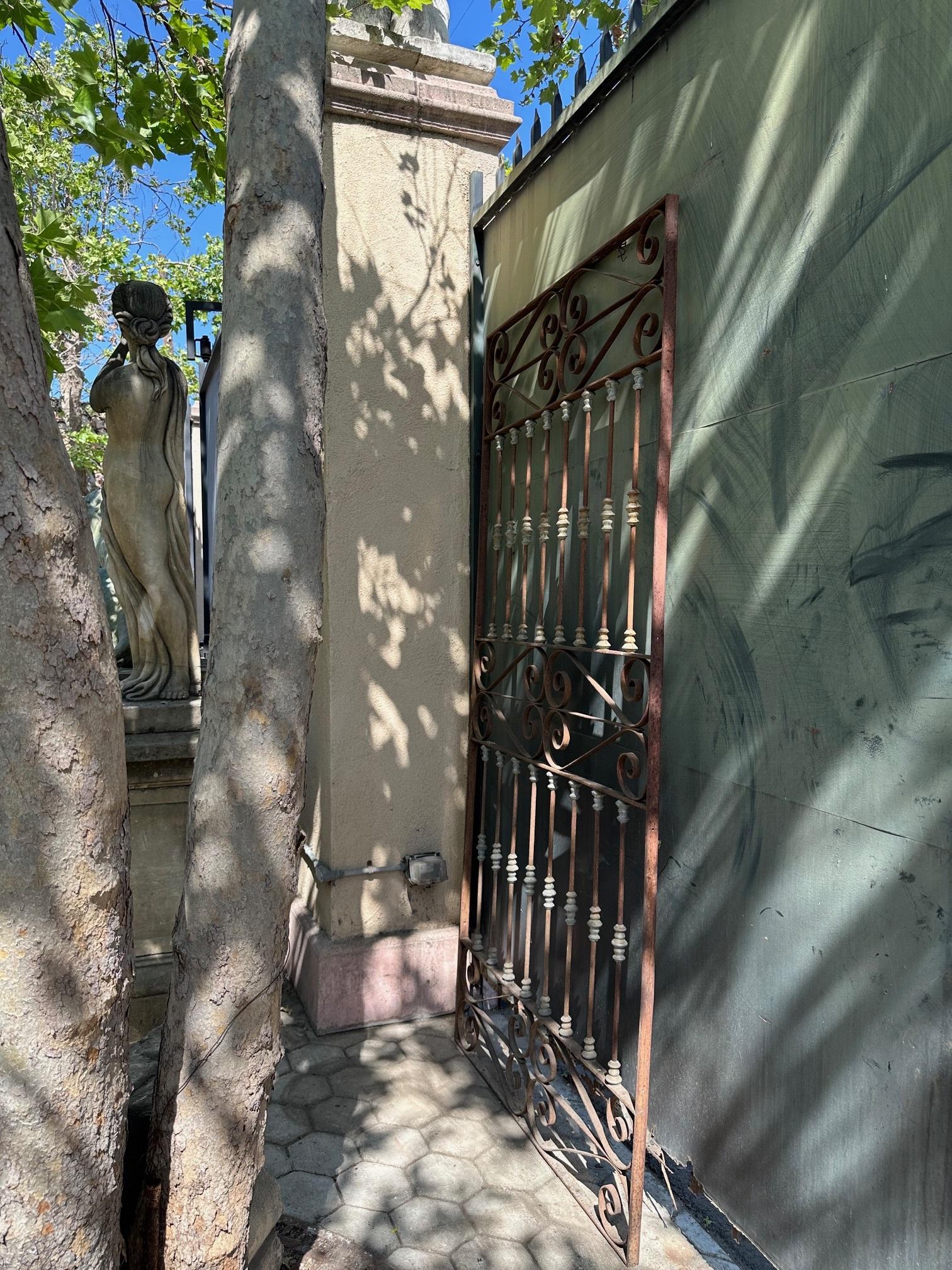 Rustic Antique Wrought Iron Driveway Garden Entrance Metal Gate for portal entry In Good Condition For Sale In West Hollywood, CA