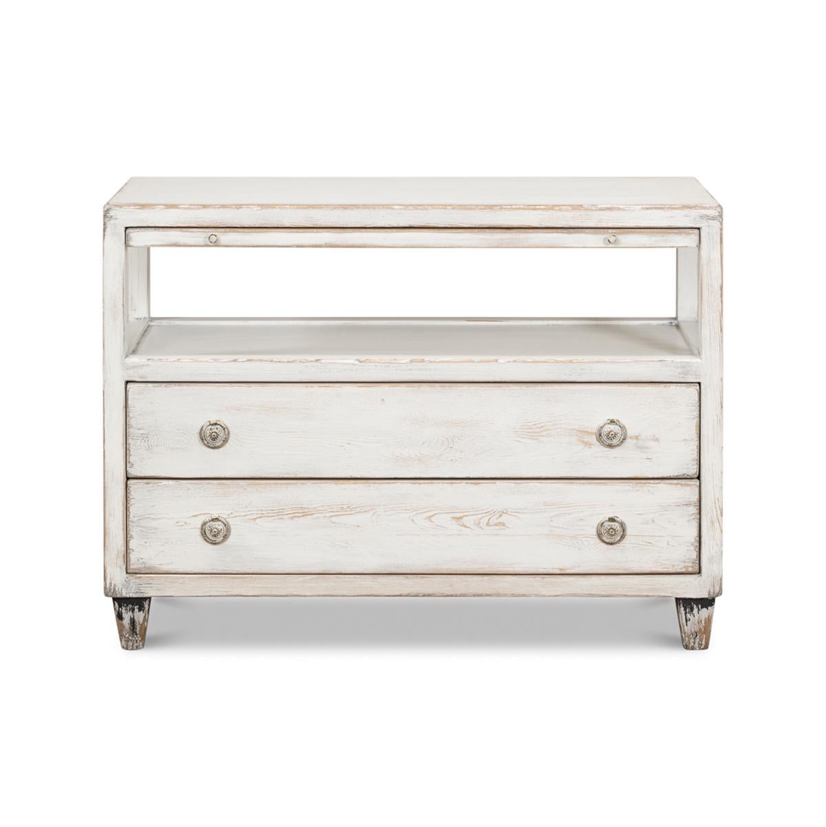 Soporte rústico de pino pintado en blanco envejecido, frotado a mano y envejecido, con un largo portaobjetos, estantes abiertos y dos cajones largos elevados sobre patas cónicas cuadradas.

Dimensiones: 38
