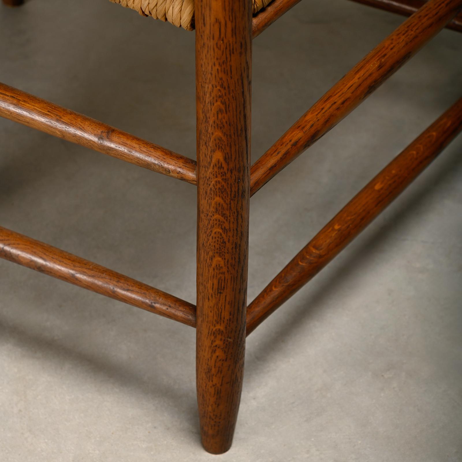 Rustikaler Sessel und Hocker aus gebeizter Eiche und Binsen, Frankreich 1950er Jahre im Angebot 5