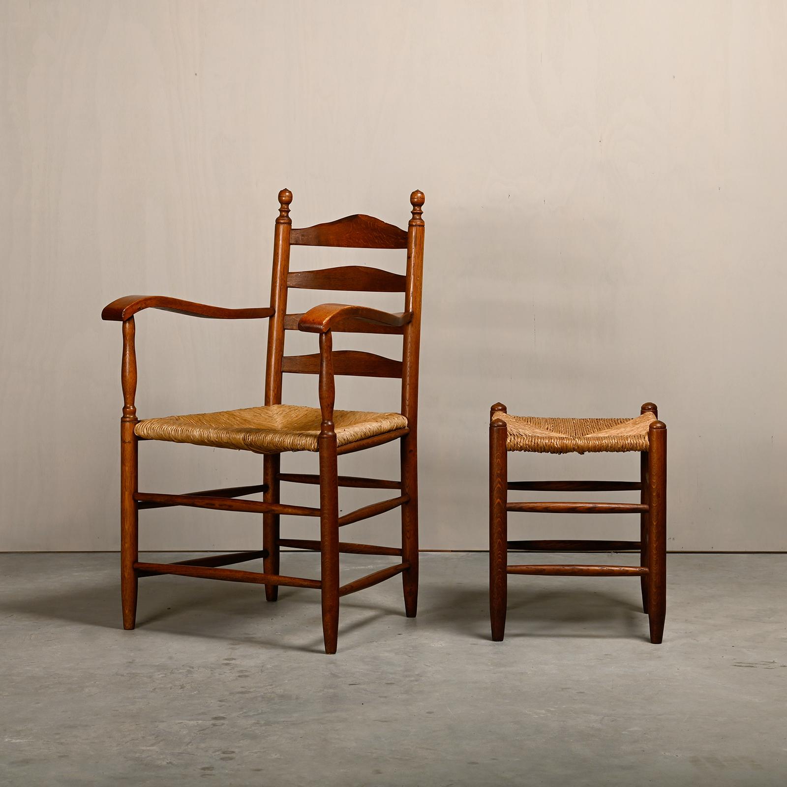 Charmanter ländlicher und rustikaler Sessel mit Hocker, Frankreich 1950er Jahre. Der Stuhl würde wunderbar in ein rustikales Interieur im Wabi-Sabi-Stil und Kunsthandwerk passen. Gestell aus gebeizter Eiche mit handgeflochtenen Binsensitzen. Alles
