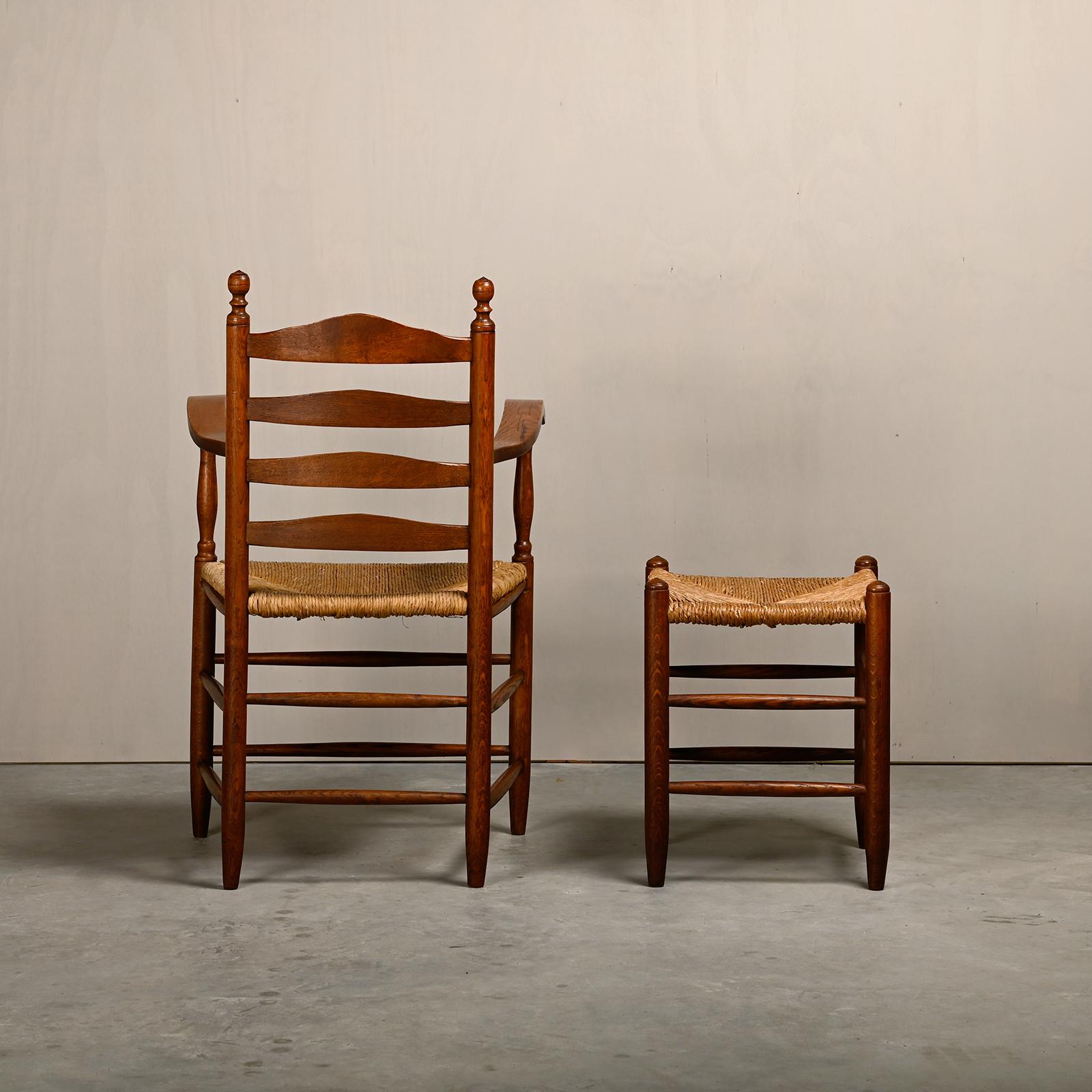 Rustikaler Sessel und Hocker aus gebeizter Eiche und Binsen, Frankreich 1950er Jahre (Französisch) im Angebot