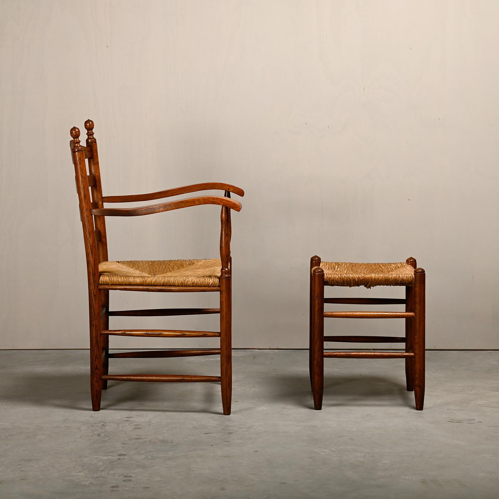 Rustikaler Sessel und Hocker aus gebeizter Eiche und Binsen, Frankreich 1950er Jahre (Gebeizt) im Angebot