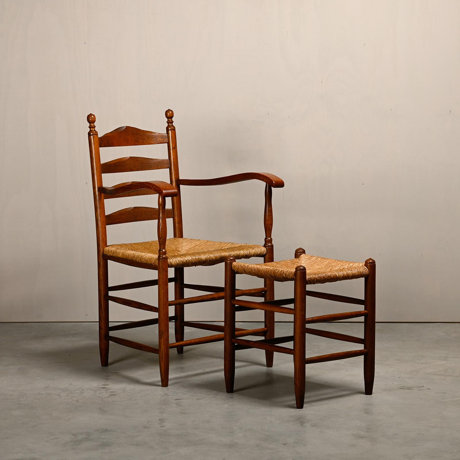 Rustikaler Sessel und Hocker aus gebeizter Eiche und Binsen, Frankreich 1950er Jahre im Zustand „Gut“ im Angebot in Amsterdam, NL