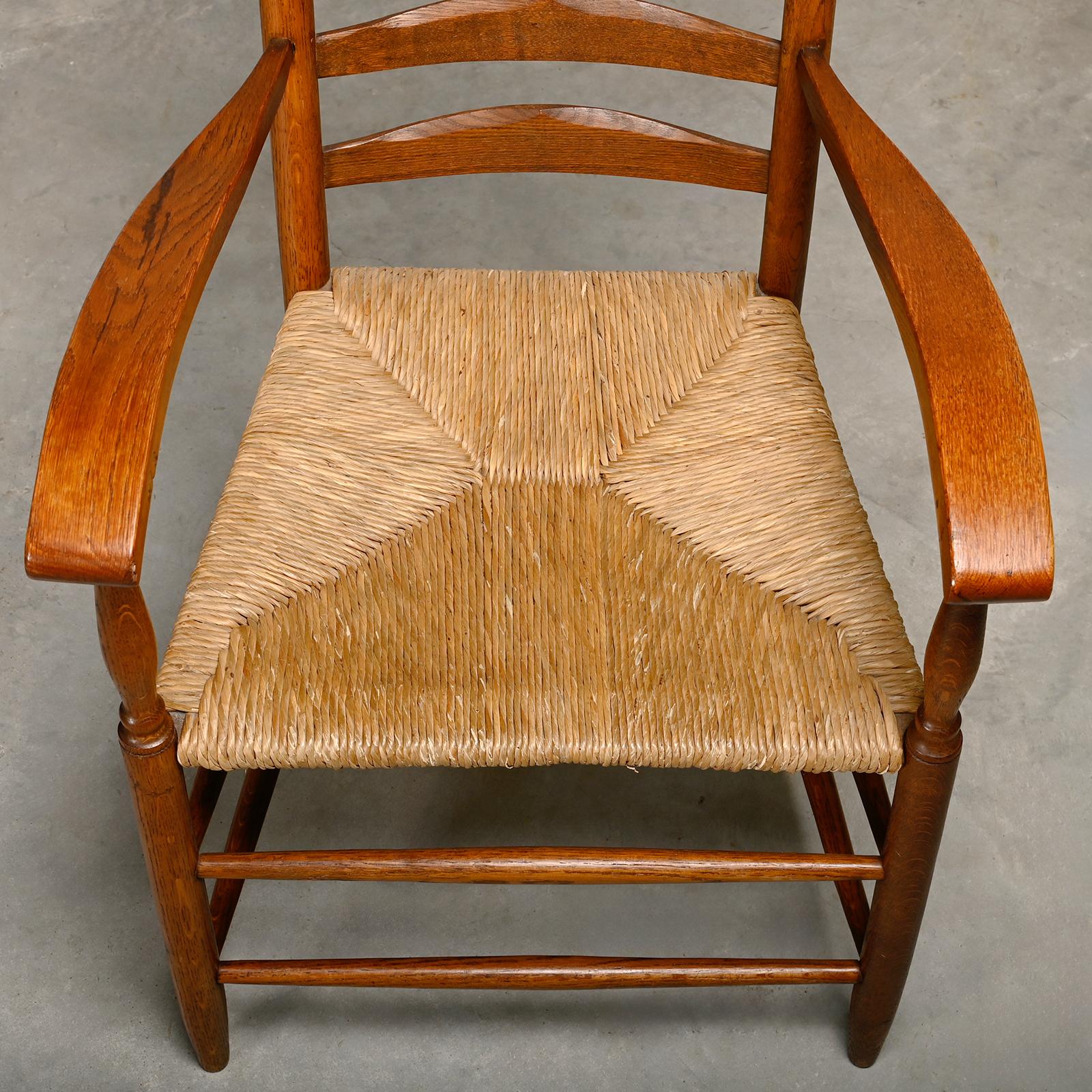 Rustikaler Sessel und Hocker aus gebeizter Eiche und Binsen, Frankreich 1950er Jahre (Mitte des 20. Jahrhunderts) im Angebot