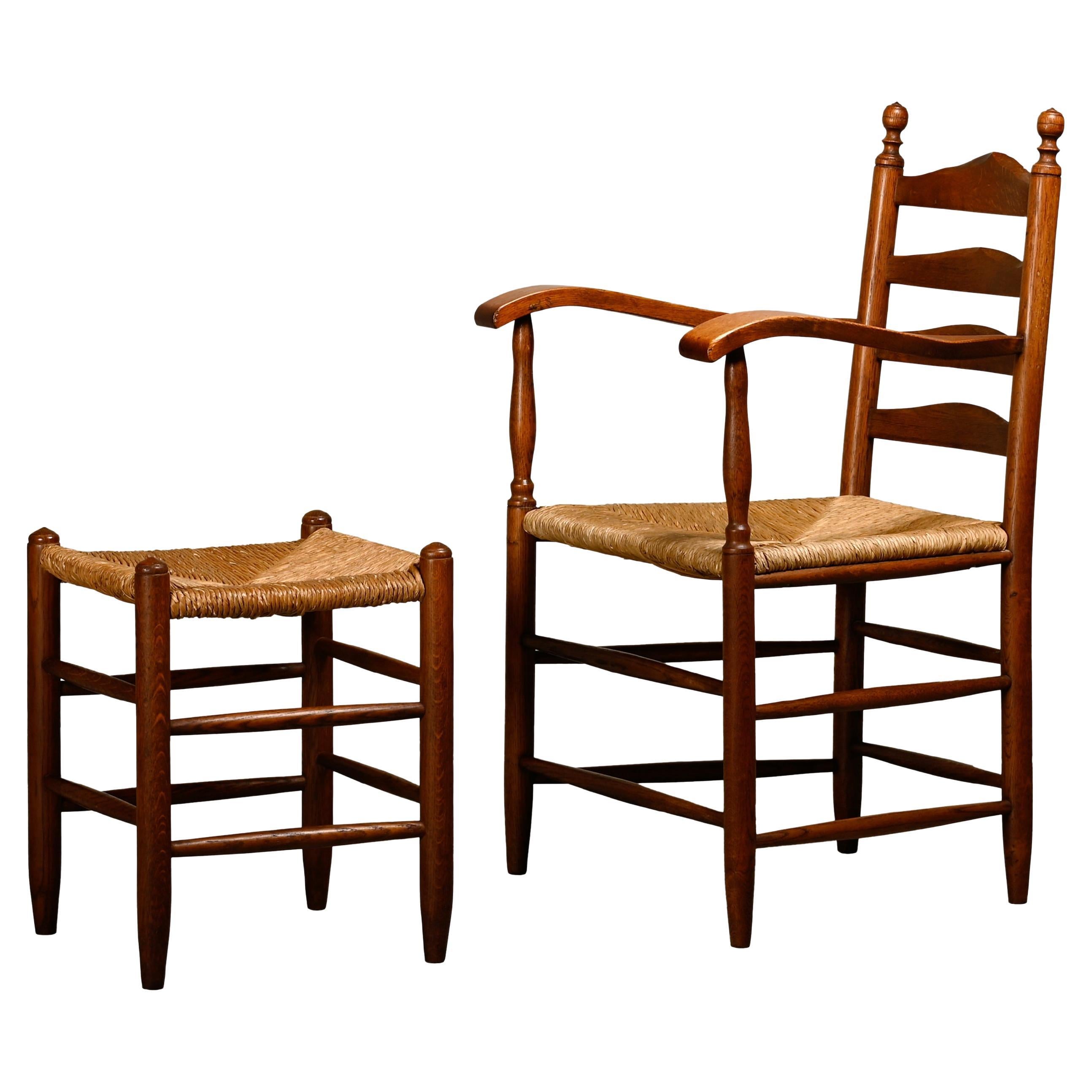 Rustikaler Sessel und Hocker aus gebeizter Eiche und Binsen, Frankreich 1950er Jahre im Angebot