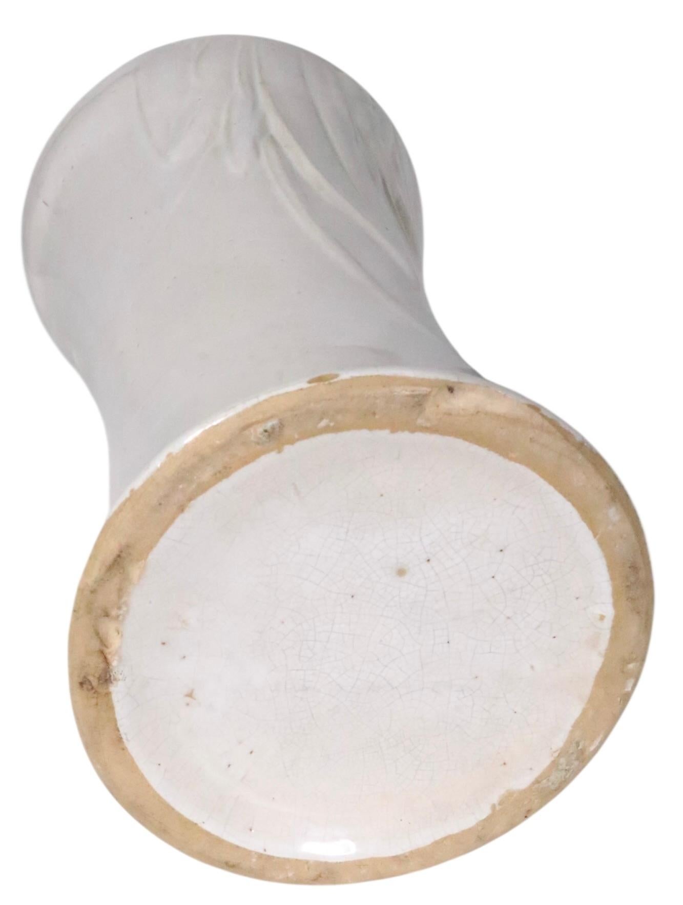 Vaso rustico in ceramica bianca Art Deco, attribuito a McCoy Pottery, 1940 ca. in vendita 3