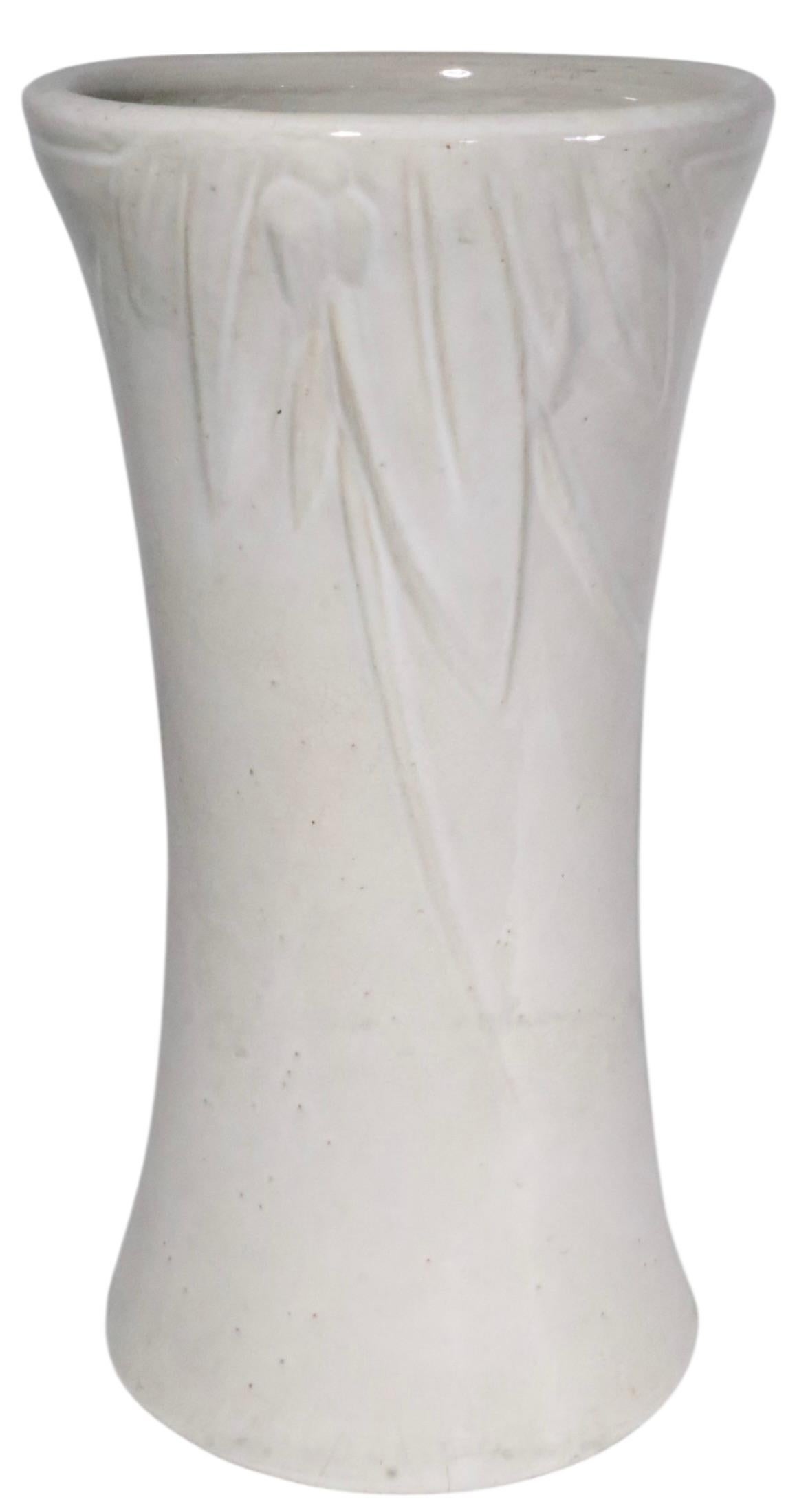 Whiting Vaso in ceramica d'arte in stile rustico, periodo Art Déco, con finitura in smalto bianco. Il vaso presenta delle foglie in rilievo che scendono dal bordo superiore come motivo decorativo. 
 Questo esemplare è in ottime, pulite e originali