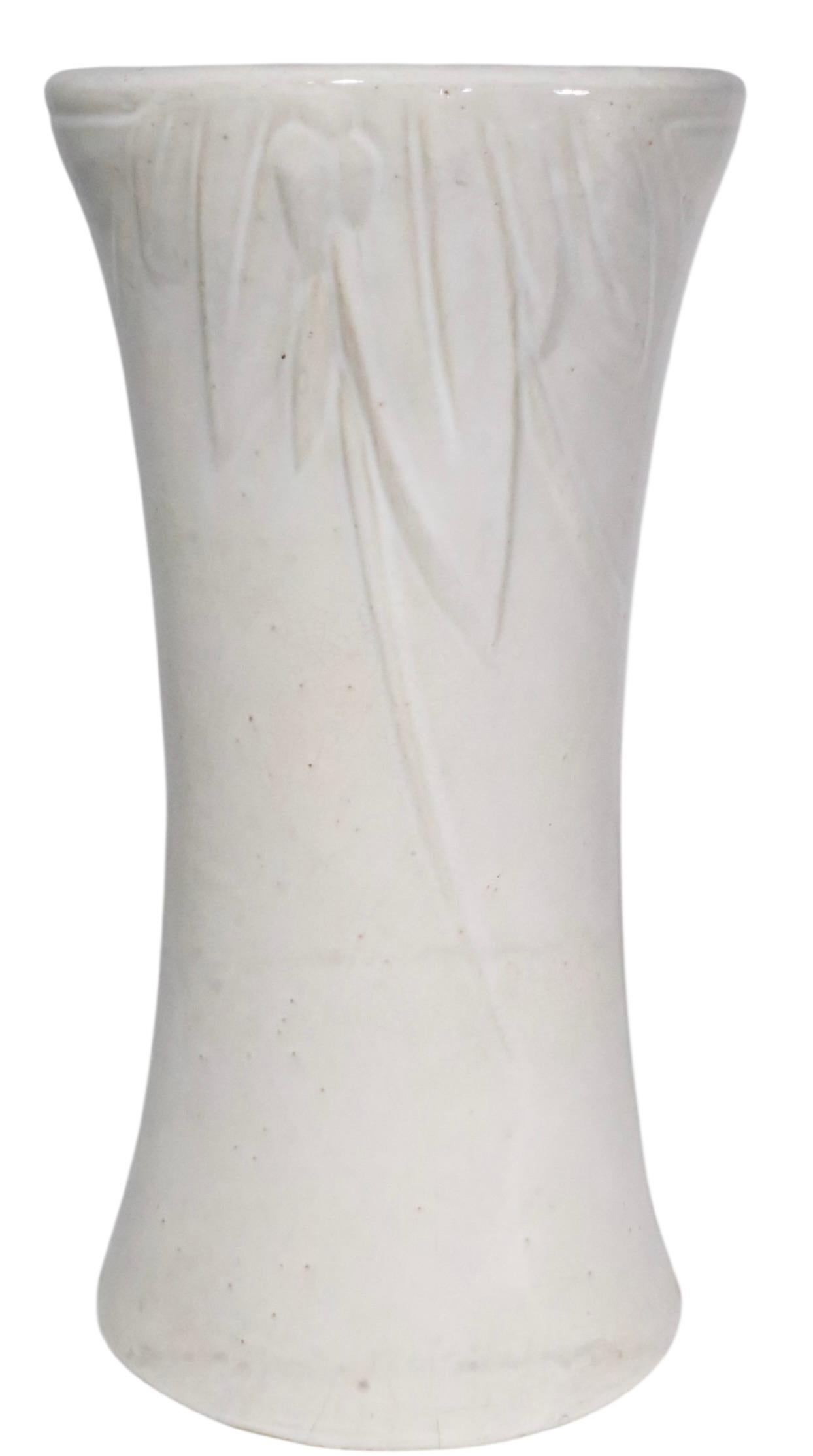 Rustico Vaso rustico in ceramica bianca Art Deco, attribuito a McCoy Pottery, 1940 ca. in vendita