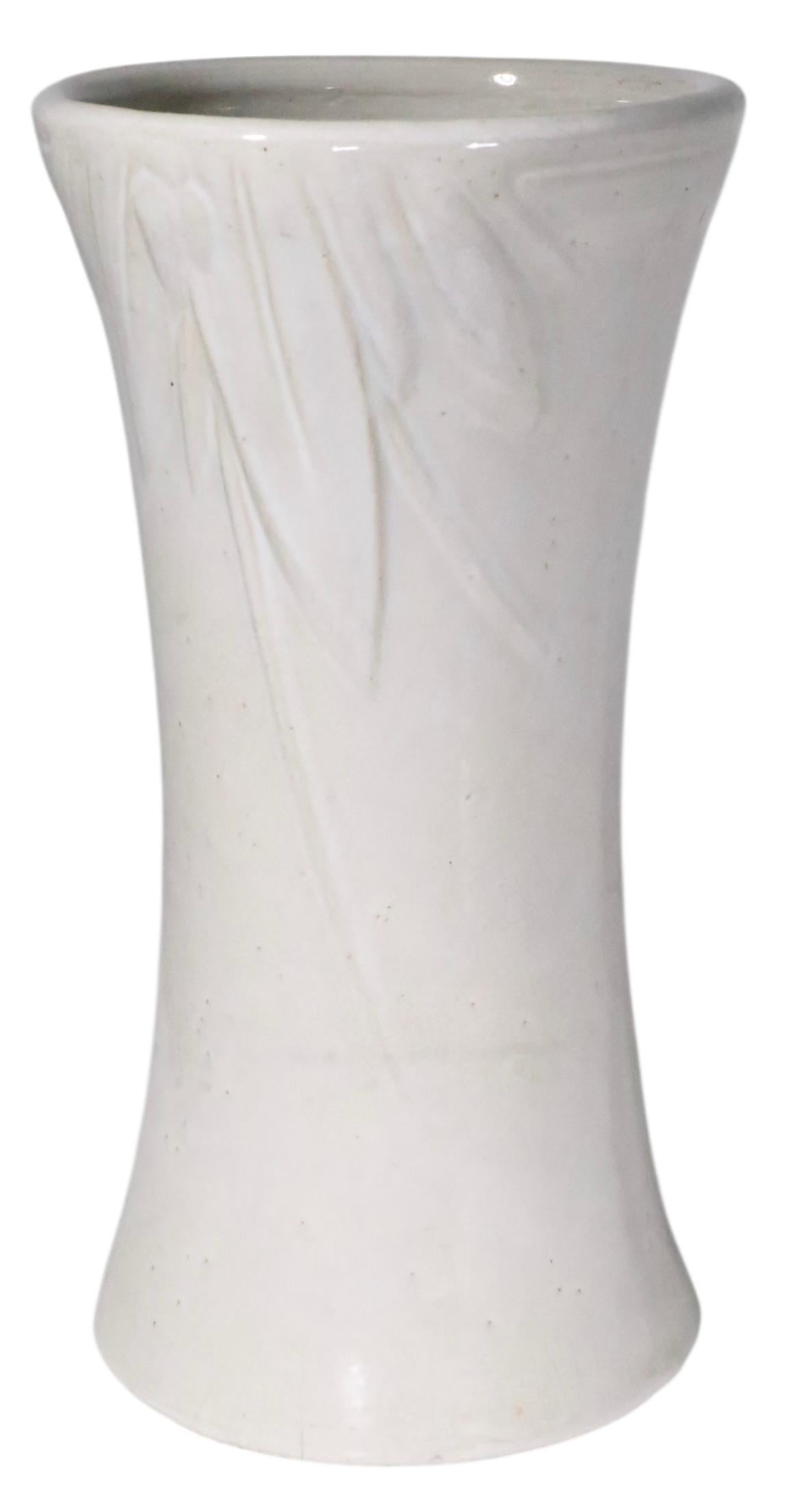 Americano Vaso rustico in ceramica bianca Art Deco, attribuito a McCoy Pottery, 1940 ca. in vendita
