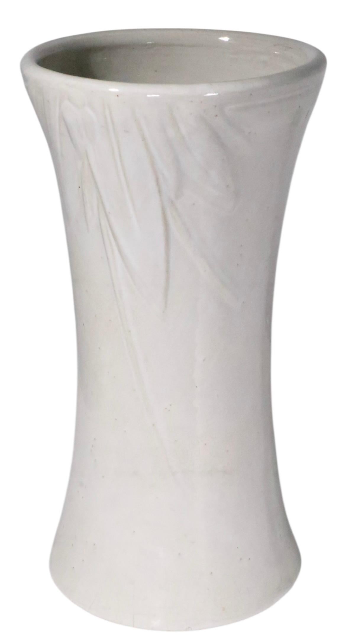 Vaso rustico in ceramica bianca Art Deco, attribuito a McCoy Pottery, 1940 ca. In condizioni buone in vendita a New York, NY