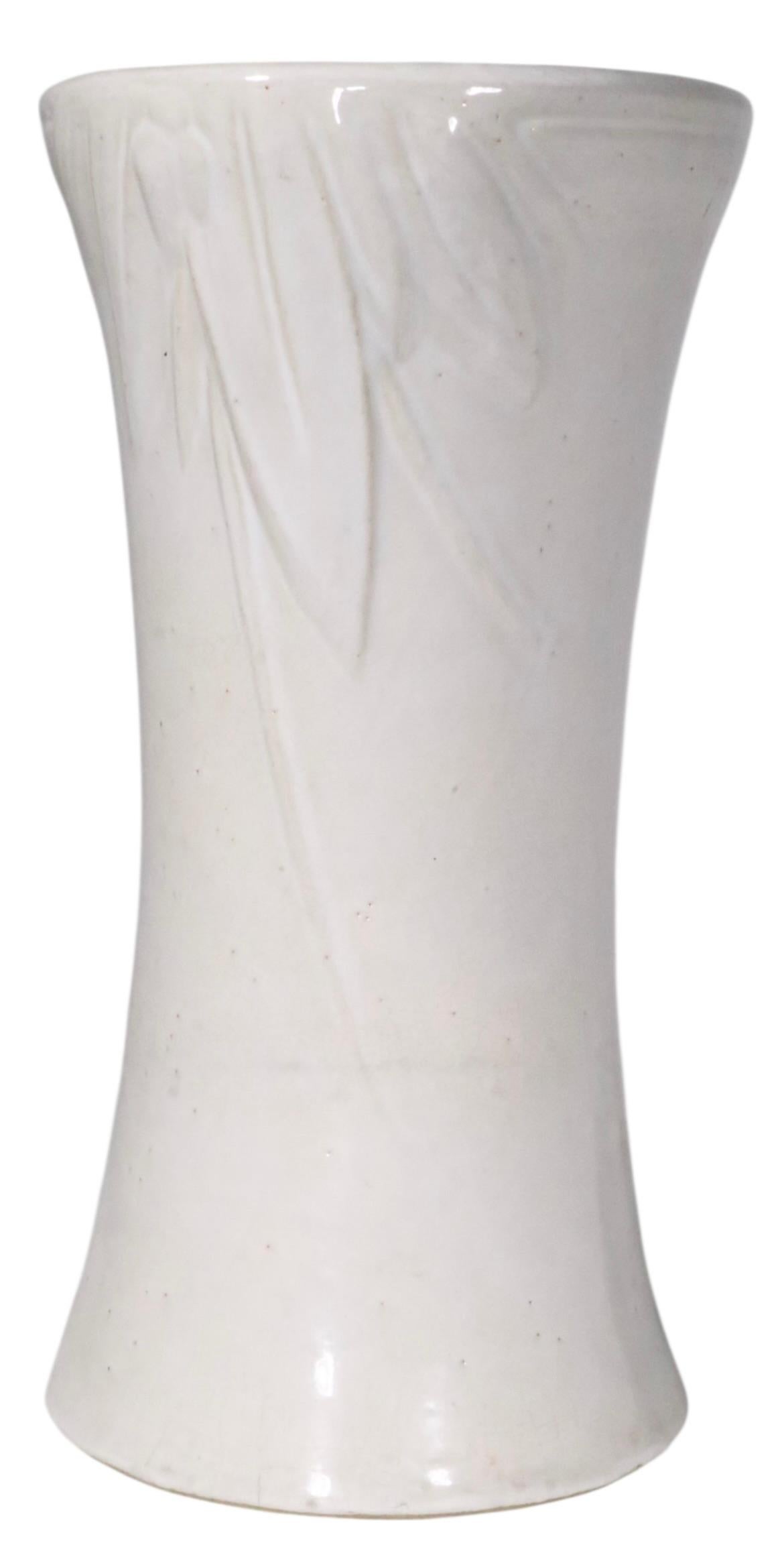 XX secolo Vaso rustico in ceramica bianca Art Deco, attribuito a McCoy Pottery, 1940 ca. in vendita