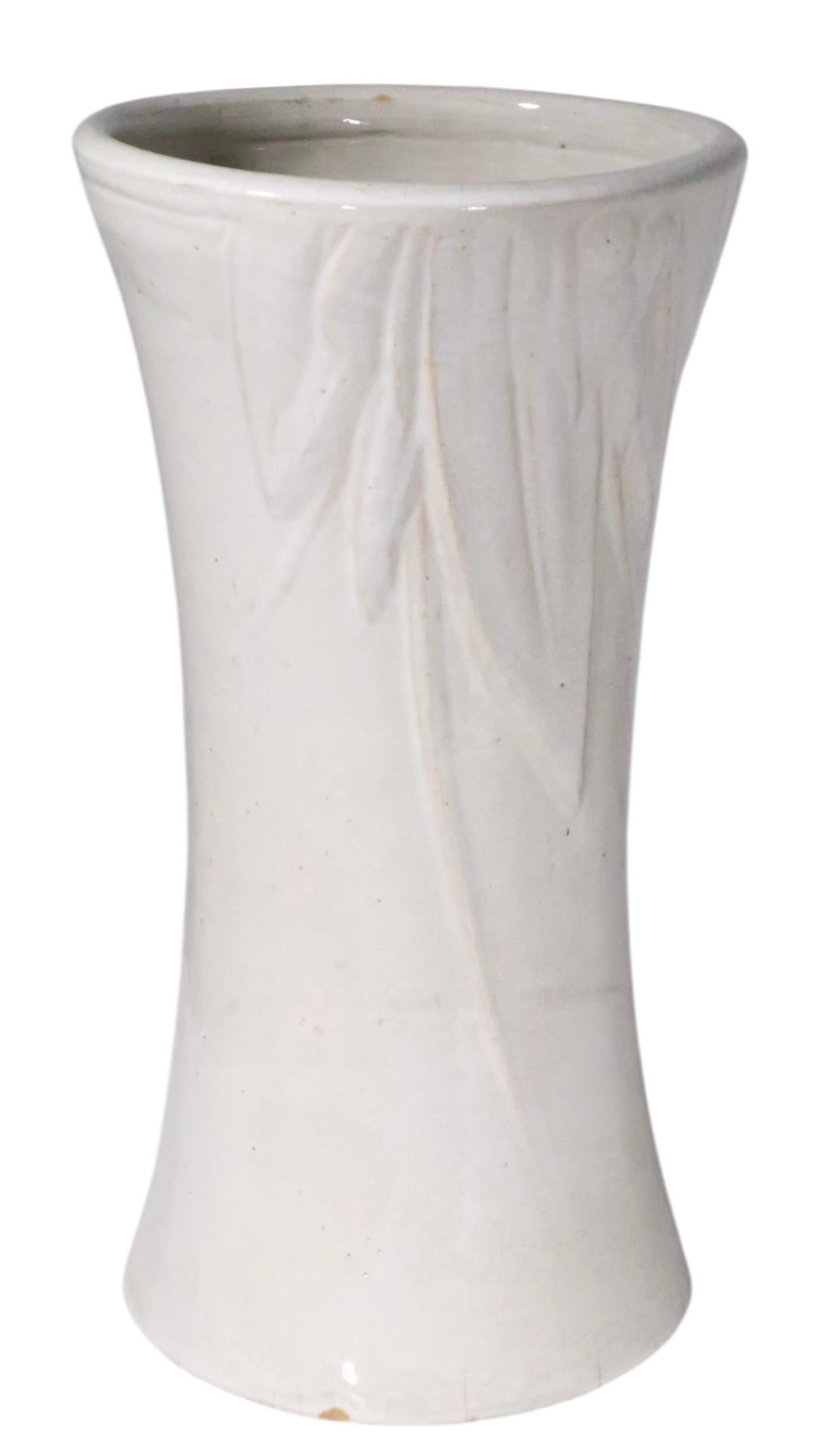 Terracotta Vaso rustico in ceramica bianca Art Deco, attribuito a McCoy Pottery, 1940 ca. in vendita