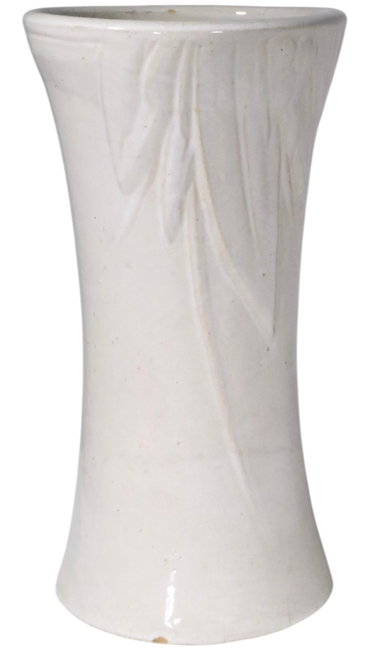 Vaso rustico in ceramica bianca Art Deco, attribuito a McCoy Pottery, 1940 ca. in vendita 1