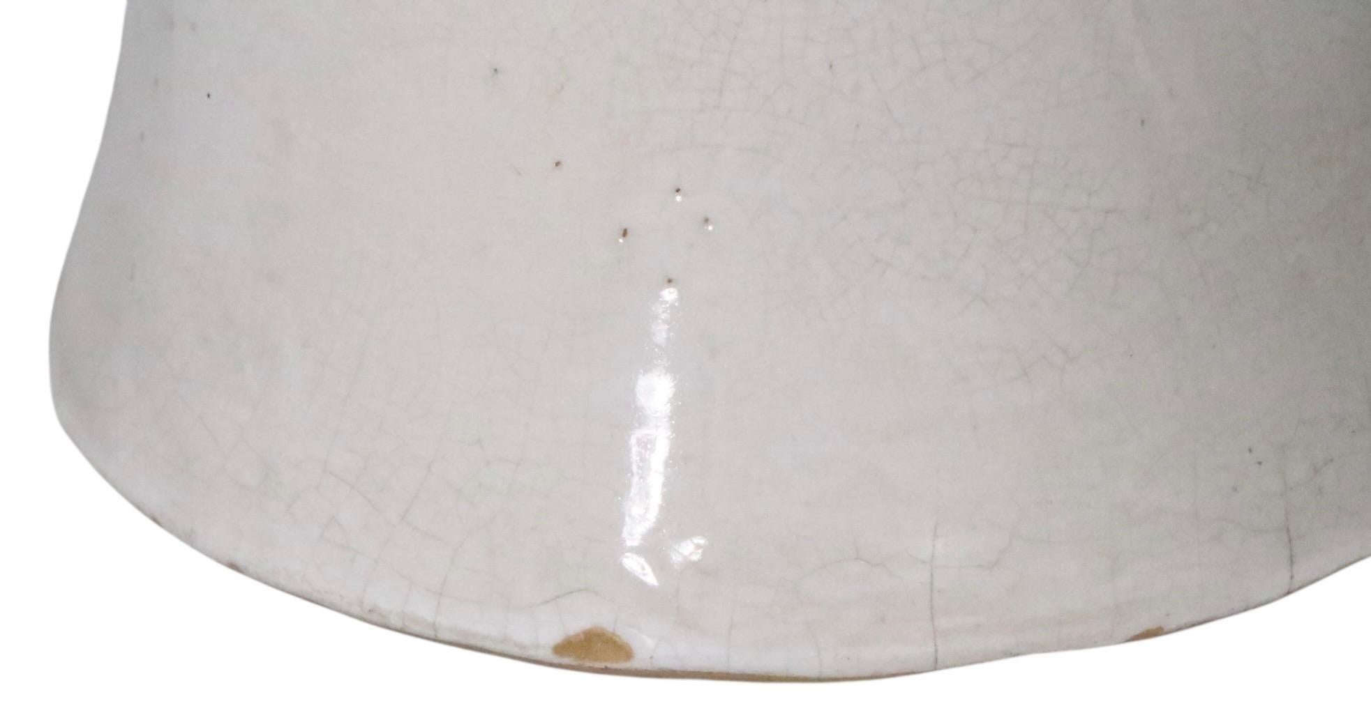 Vaso rustico in ceramica bianca Art Deco, attribuito a McCoy Pottery, 1940 ca. in vendita 2