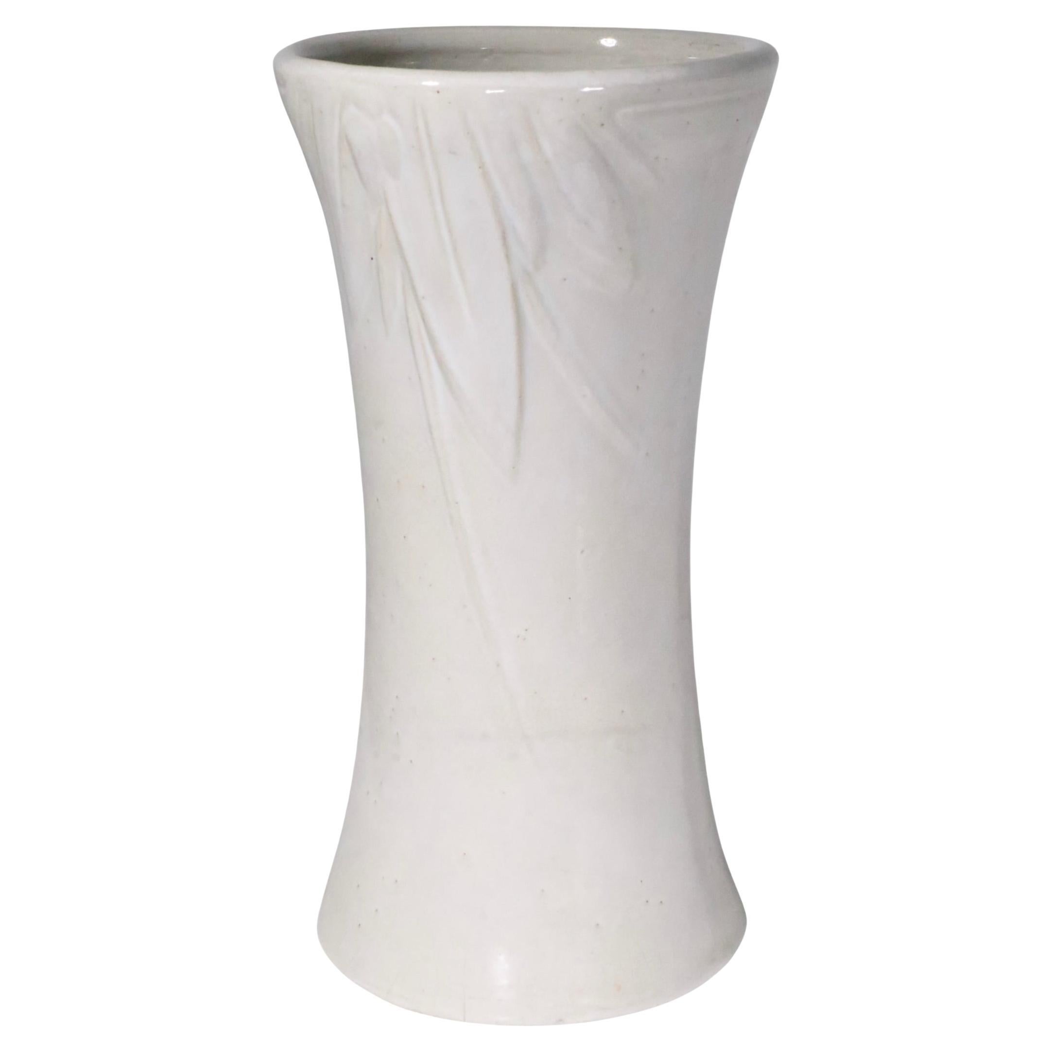 Vaso rustico in ceramica bianca Art Deco, attribuito a McCoy Pottery, 1940 ca.