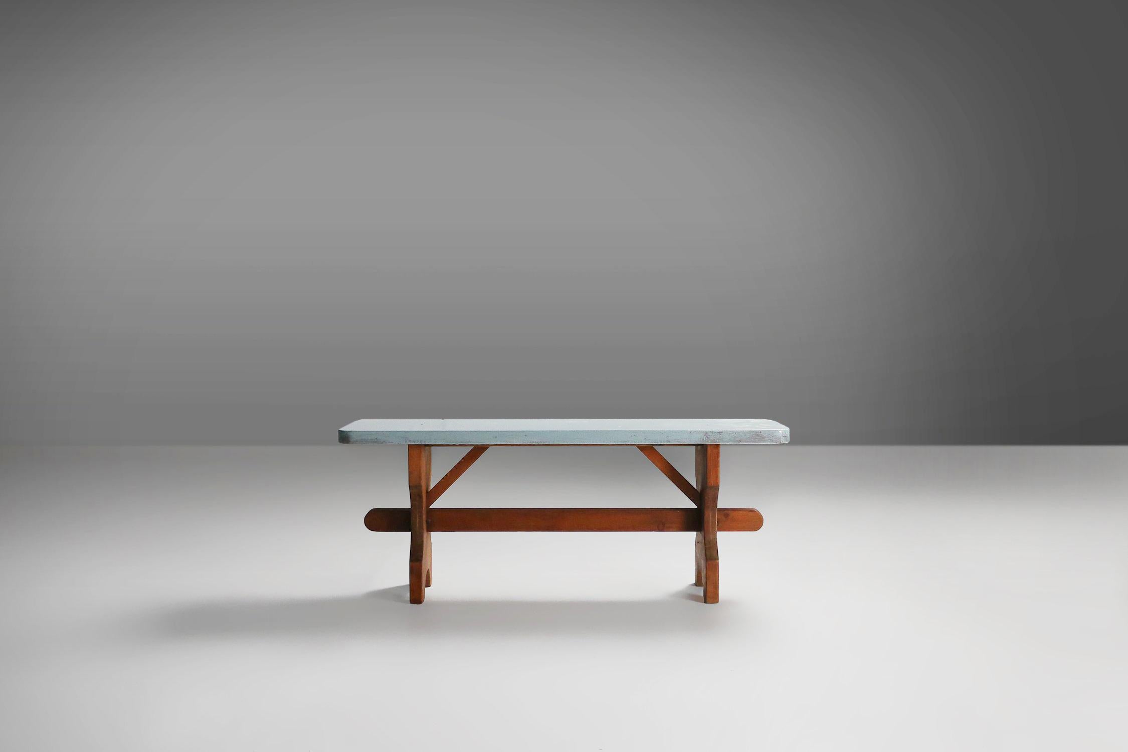 France / 1930 / banc / bois / rustique / art déco  

Banc en bois avec plateau arrondi laqué bleu fabriqué en France dans les années 1930. Ce banc se distingue par son attrayant plateau coloré et les formes rondes élégantes de tous ses éléments.  