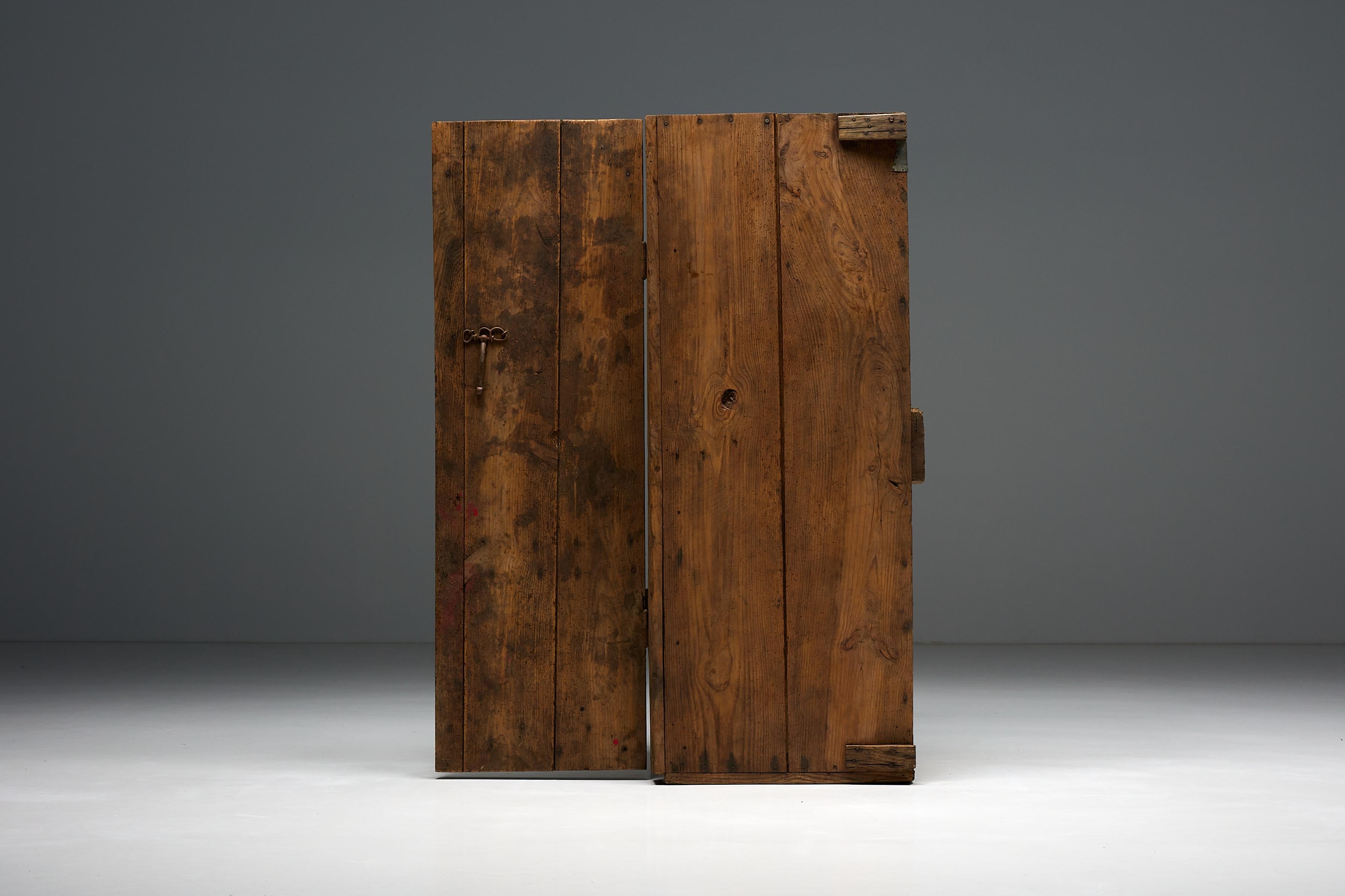 Rustic Art Populaire Cabinet - 19th Century In Excellent Condition For Sale In Antwerp, BE