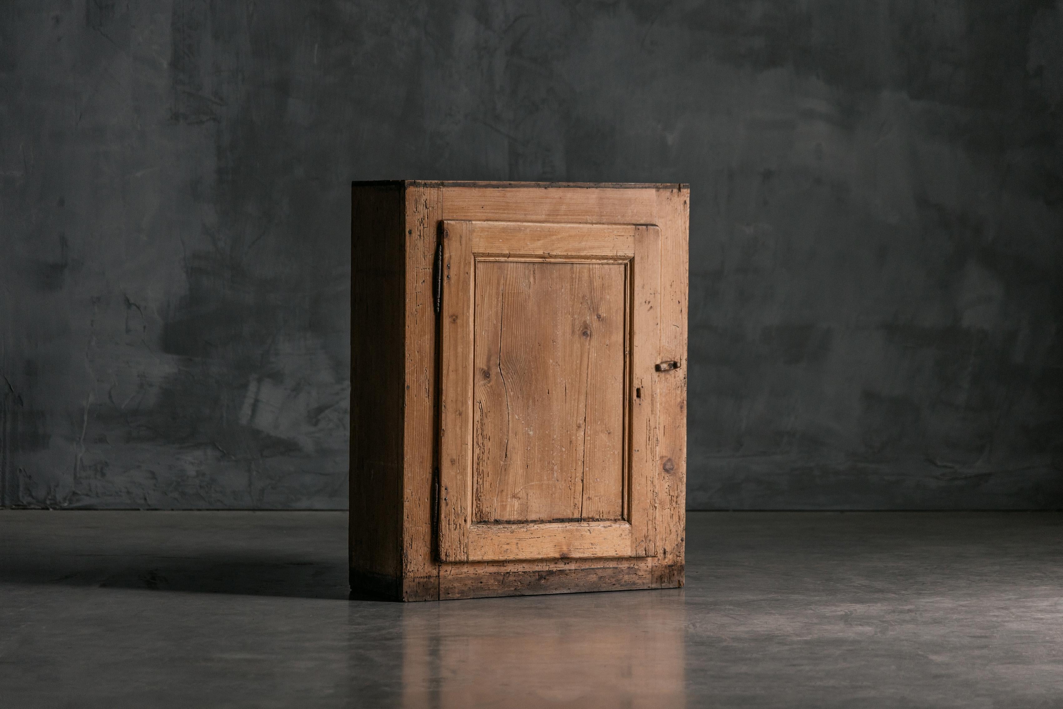 Credenza rustica del XIX secolo realizzata a mano in legno massiccio. Questo pezzo, usato in passato come 