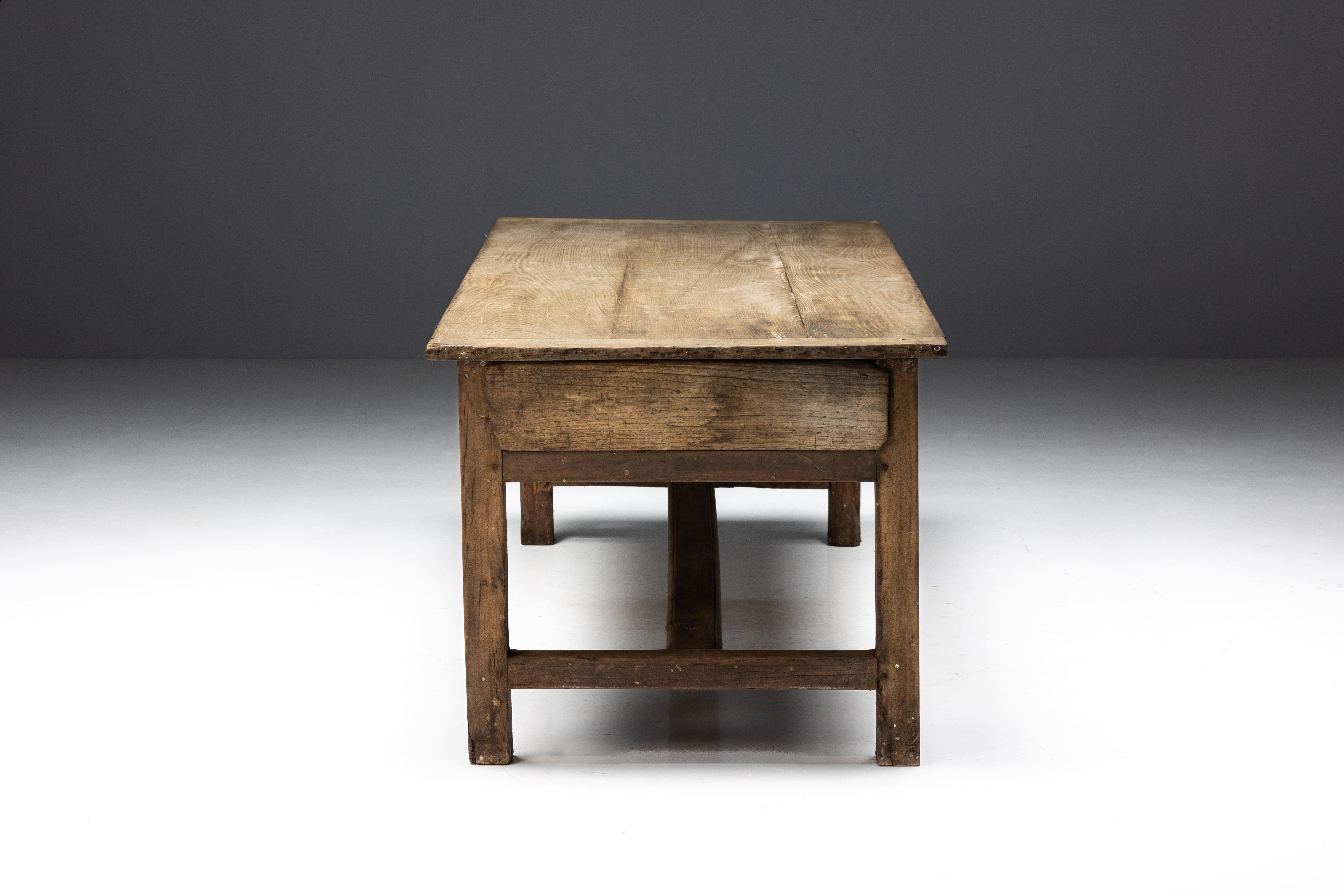 Rustic Art Populaire Dining Table, France, 19th Century In Excellent Condition For Sale In Antwerp, BE