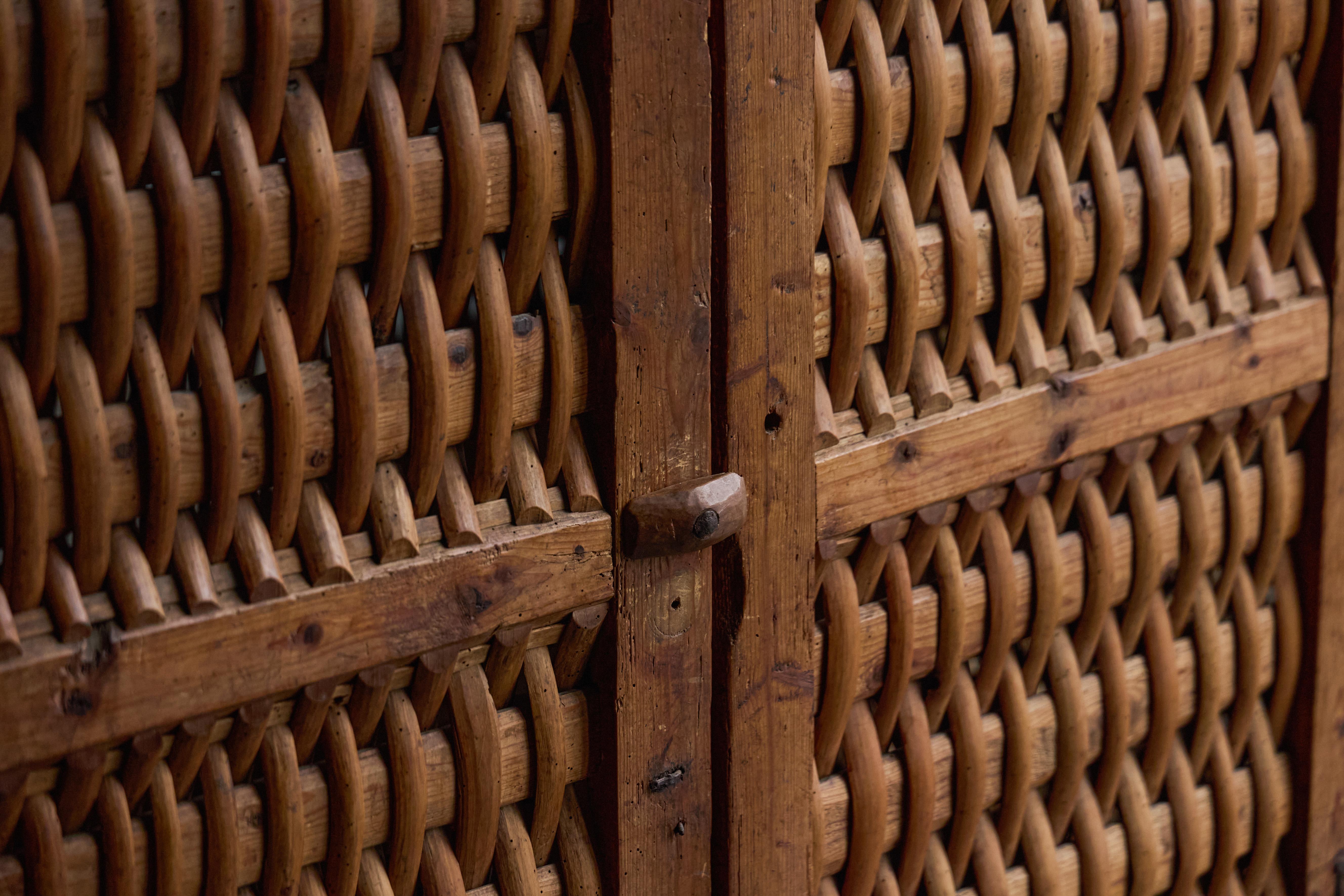 Dieses seltene meuble garde-manger aus der Haute-Savoie ist ein bemerkenswertes Stück Kunsthandwerk aus den späten 1800er Jahren. Aus massivem Kiefernholz, Weidengeflecht und Rinde gefertigt, wurde er traditionell als Käseschrank verwendet und