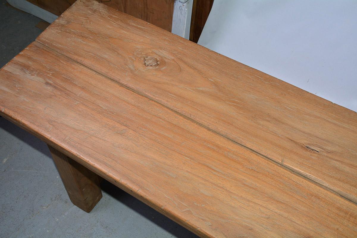 20ième siècle Banc/table basse asiatique rustique en bois de teck - Paire disponible en vente