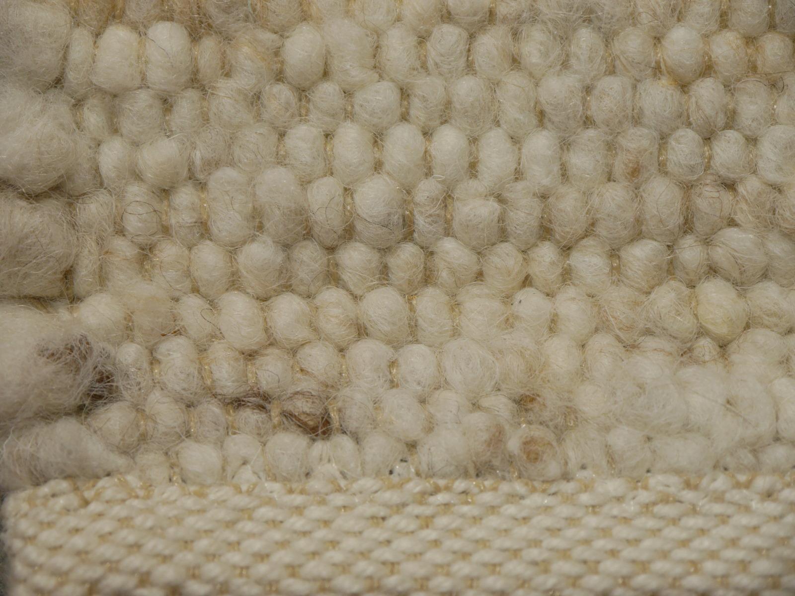 Flacher handgewebter europäischer Teppich aus Wolle von Djoharian Design, Rustikaler beiger Kelim-Teppich im Angebot 5
