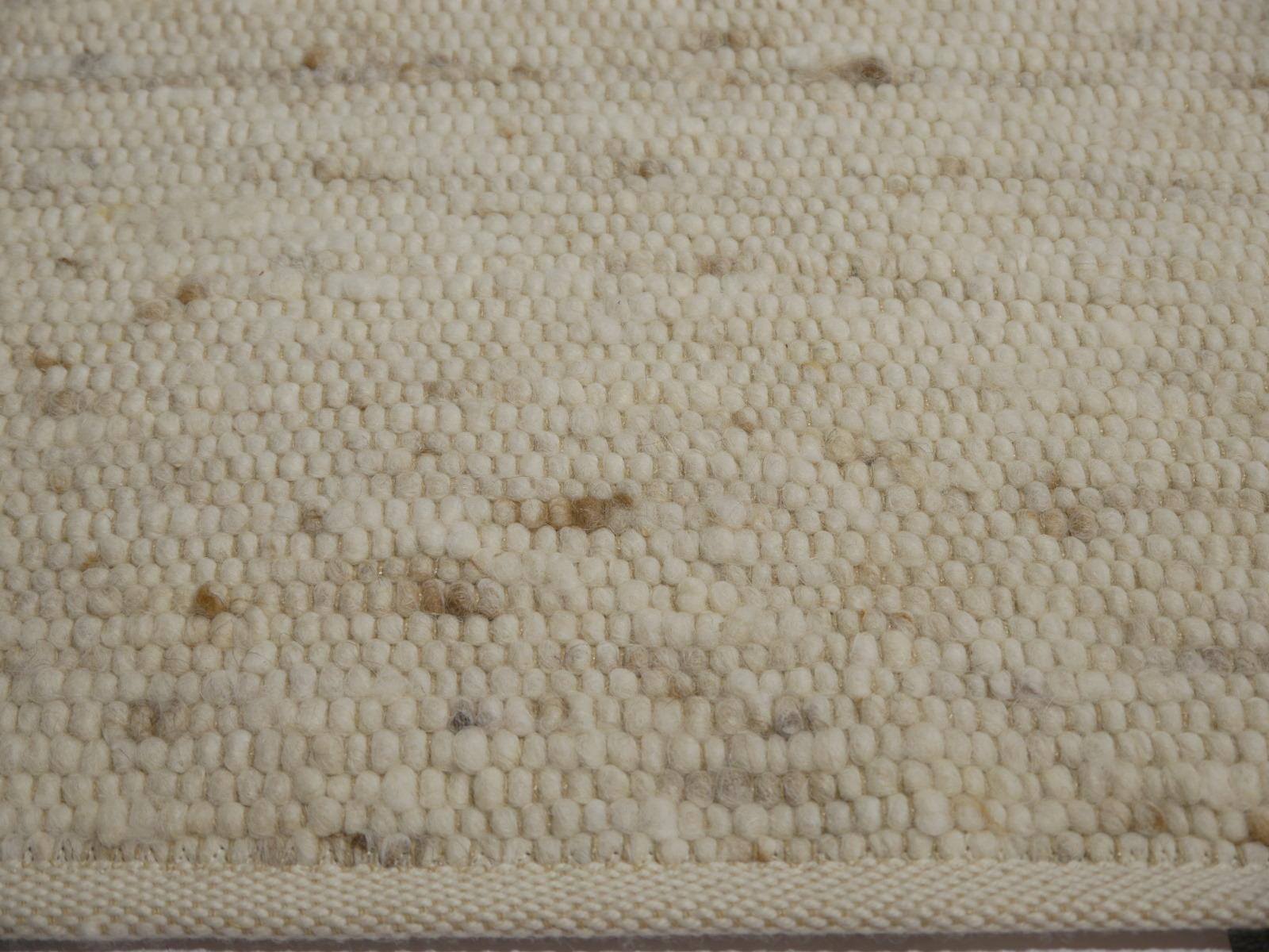 Flacher handgewebter europäischer Teppich aus Wolle von Djoharian Design, Rustikaler beiger Kelim-Teppich (Stammeskunst) im Angebot