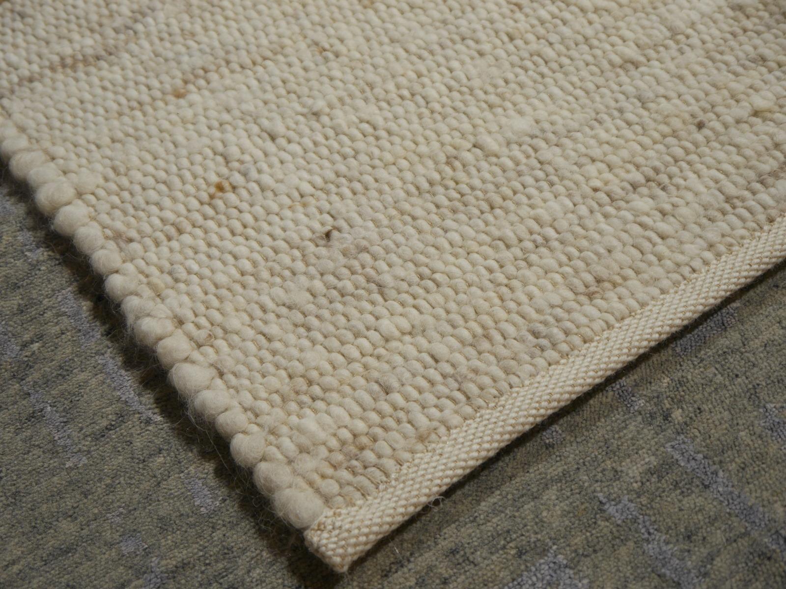 Flacher handgewebter europäischer Teppich aus Wolle von Djoharian Design, Rustikaler beiger Kelim-Teppich (Afghanisch) im Angebot