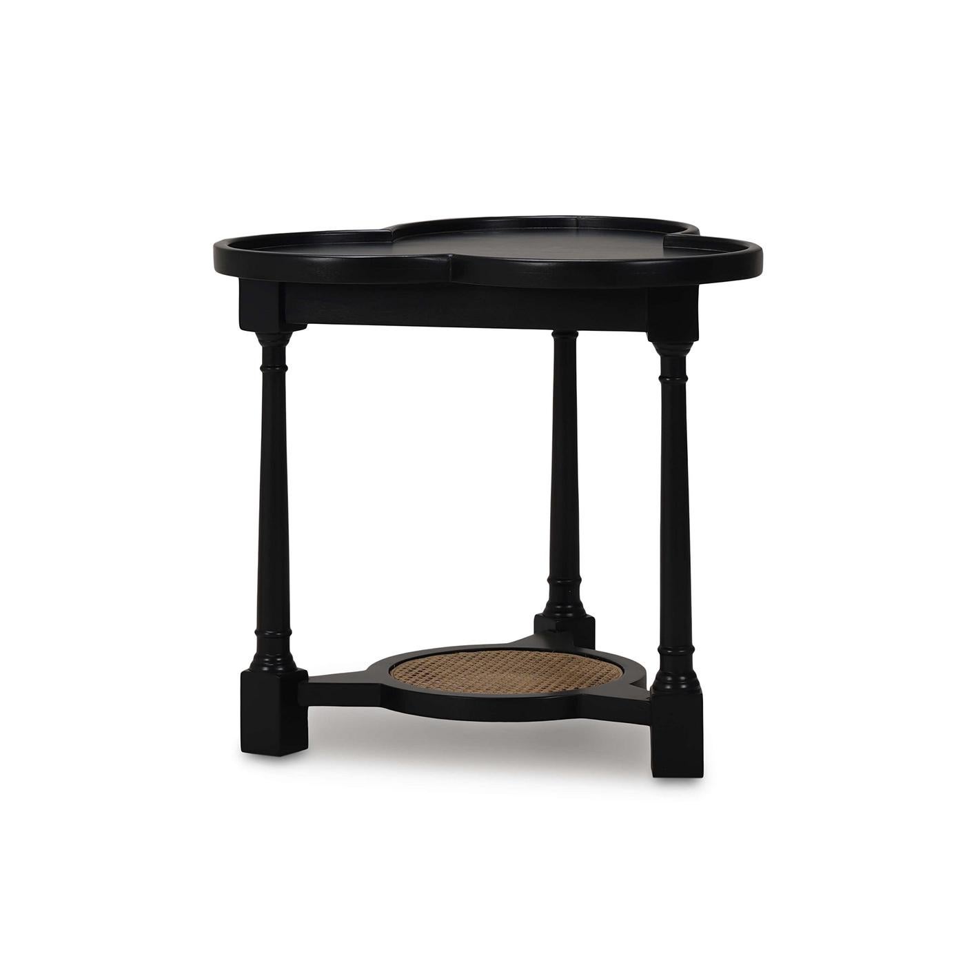 Cette table d'appoint unique est dotée d'un cadre en bois massif recouvert d'une élégante finition noire Batavia, ce qui lui confère à la fois une grande durabilité et une esthétique remarquable. Le plateau de la table, en forme de trèfle et doté