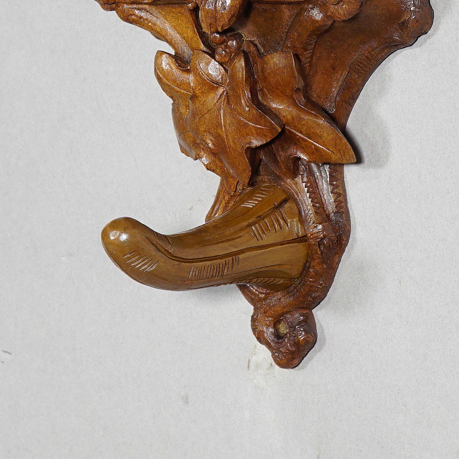 Rustic Black Forest Carved Wooden Coat Hook with Dog In Good Condition In Berghuelen, DE