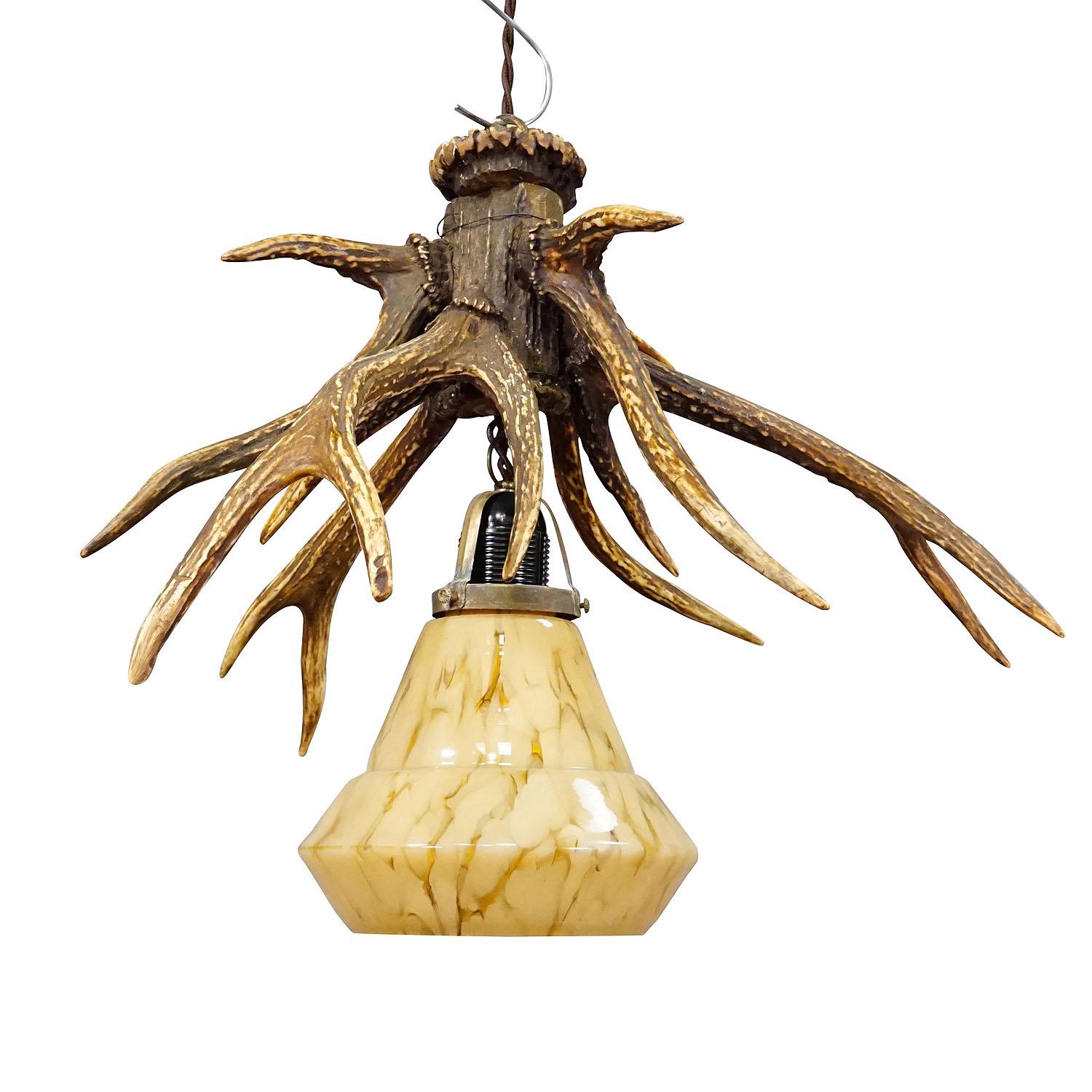 Lampada da soffitto rustica Black Forest con corna di cervo del 1920
Articolo e7364
Un grande lampadario di corna di cervo assemblato. La lampada ha un attacco elettrificato e un paralume in vetro antico. Realizzato in Germania intorno al 1920,