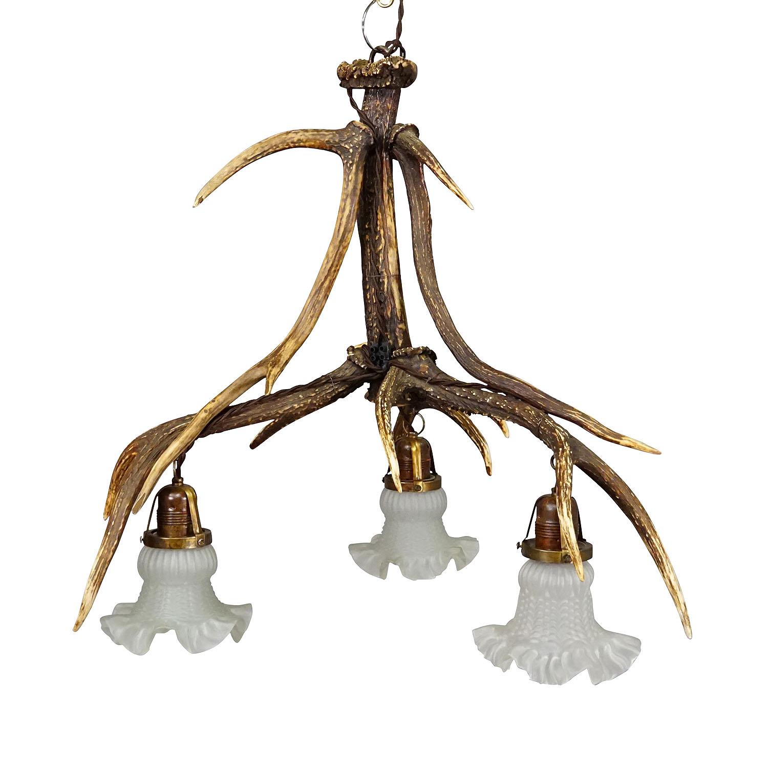 Lampada da soffitto rustica Black Forest con corna di cervo del 1920
Articolo e7368
Un grande lampadario di corna di cervo assemblato. La lampada è dotata di 3 beccucci con paralumi in vetro vintage. Realizzato in Germania nel 1920 circa, cablaggio