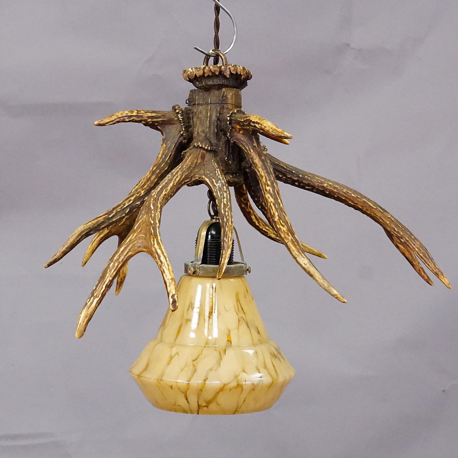 Tedesco Lampada da soffitto rustica Black Forest con corna di cervo del 1920 in vendita