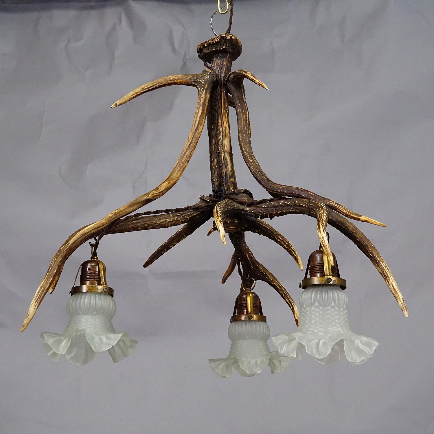 Tedesco Lampada da soffitto rustica Black Forest con corna di cervo del 1920 in vendita
