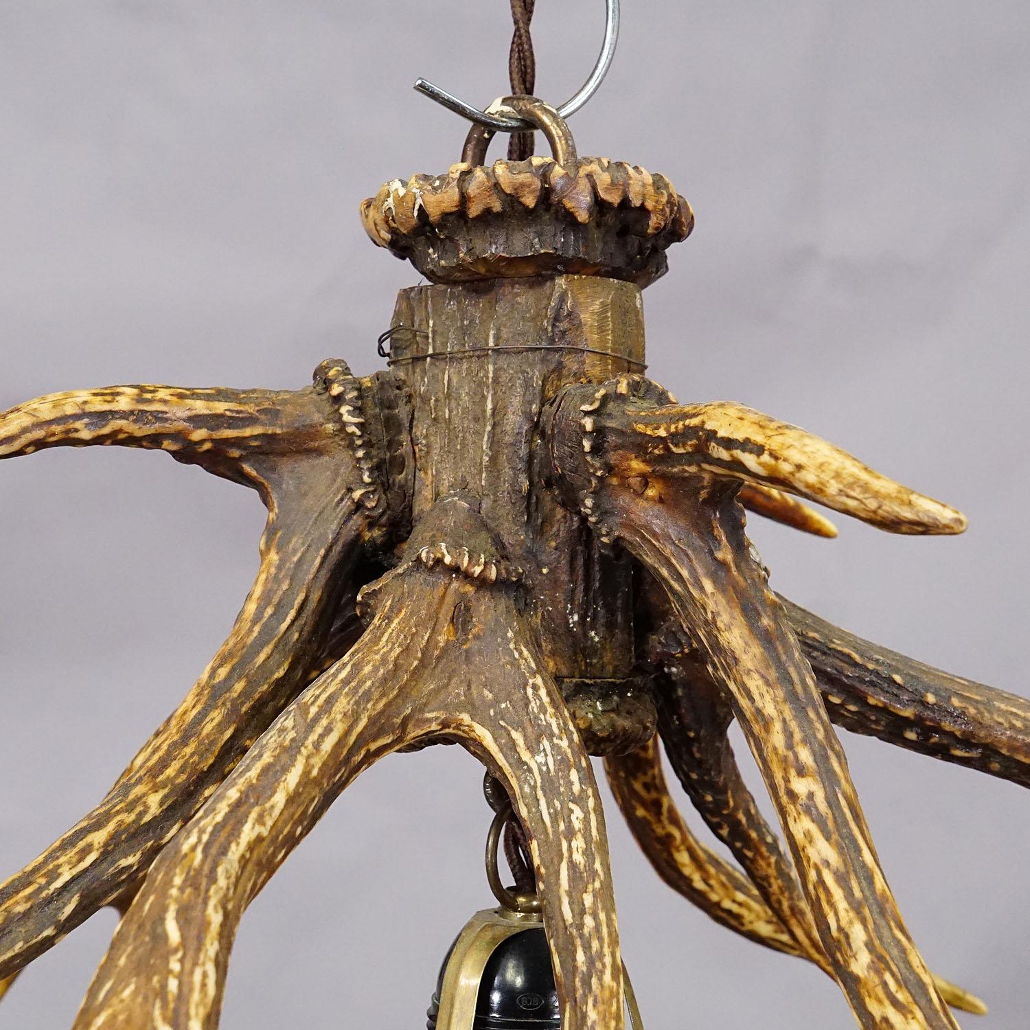 Lampada da soffitto rustica Black Forest con corna di cervo del 1920 In condizioni buone in vendita a Berghuelen, DE