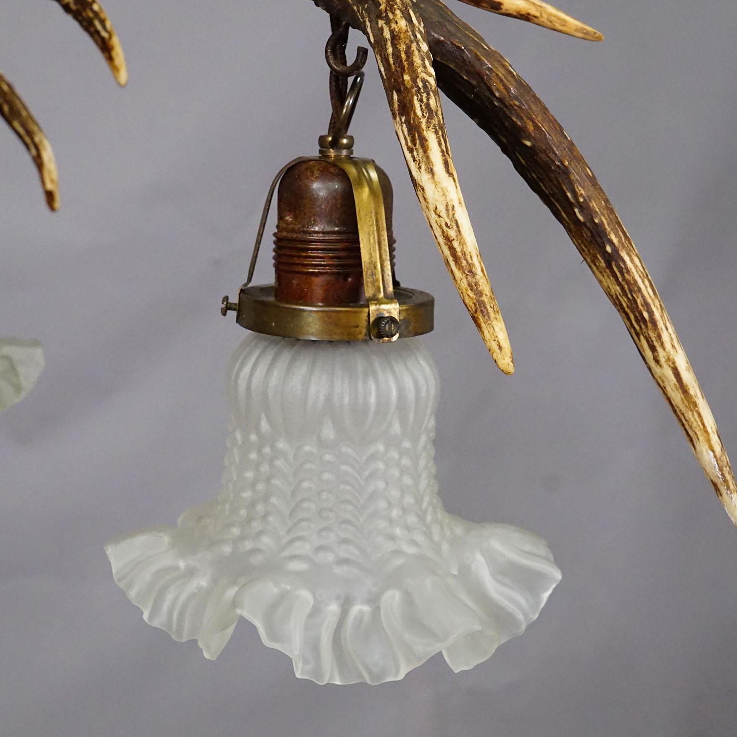 XX secolo Lampada da soffitto rustica Black Forest con corna di cervo del 1920 in vendita