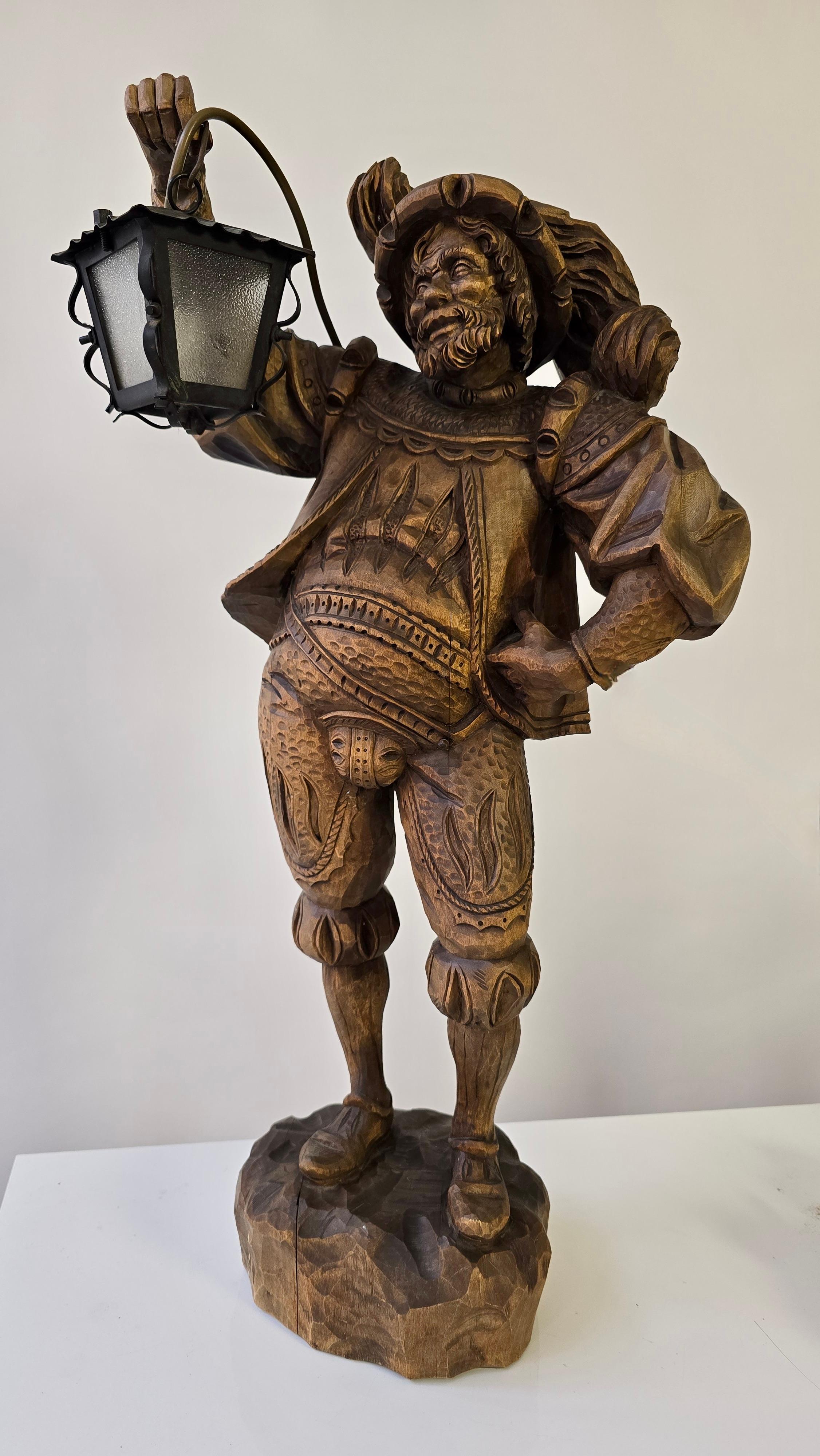 Schwarzwald Mitte des Jahrhunderts Handgeschnitzte Holzlaterne Figur Lampe

Diese beeindruckende handgeschnitzte Holzfigur stellt einen Herrn im Stil der Renaissance dar, der eine Laterne hält. In Schwarzwälder Tradition gefertigt, verbindet sie