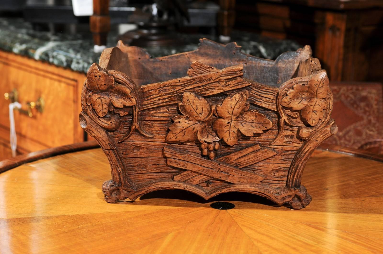 Rustic Black Forest Jardinière with Carved Foliage and Branch Motifs, 1920s In Good Condition In Atlanta, GA