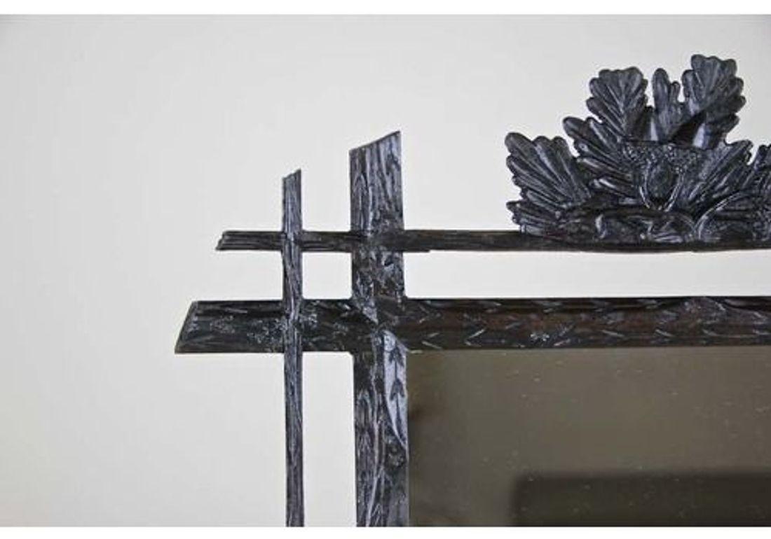 Foresta Nera Specchio rustico Black Forest intagliato a mano con foglie di Oak, Austria, CIRCA 1880 in vendita