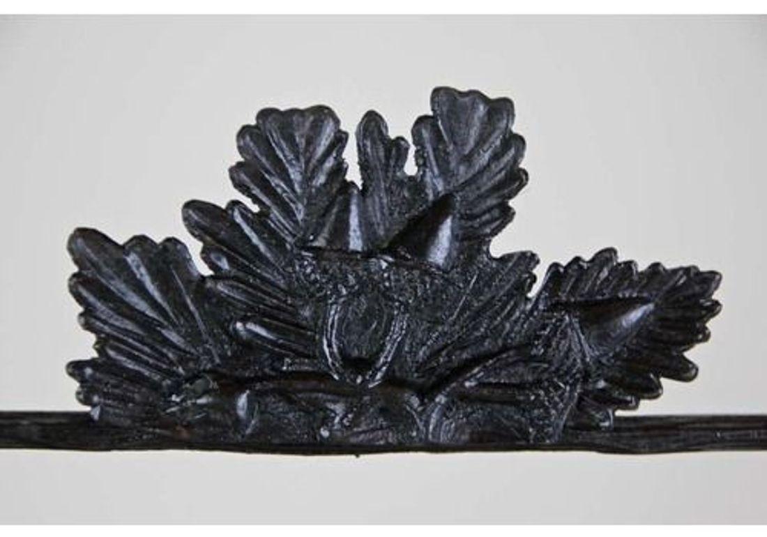 Austriaco Specchio rustico Black Forest intagliato a mano con foglie di Oak, Austria, CIRCA 1880 in vendita