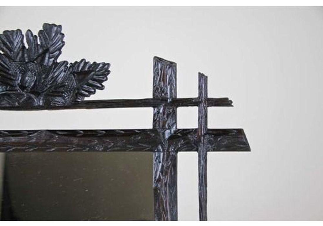Intagliato a mano Specchio rustico Black Forest intagliato a mano con foglie di Oak, Austria, CIRCA 1880 in vendita