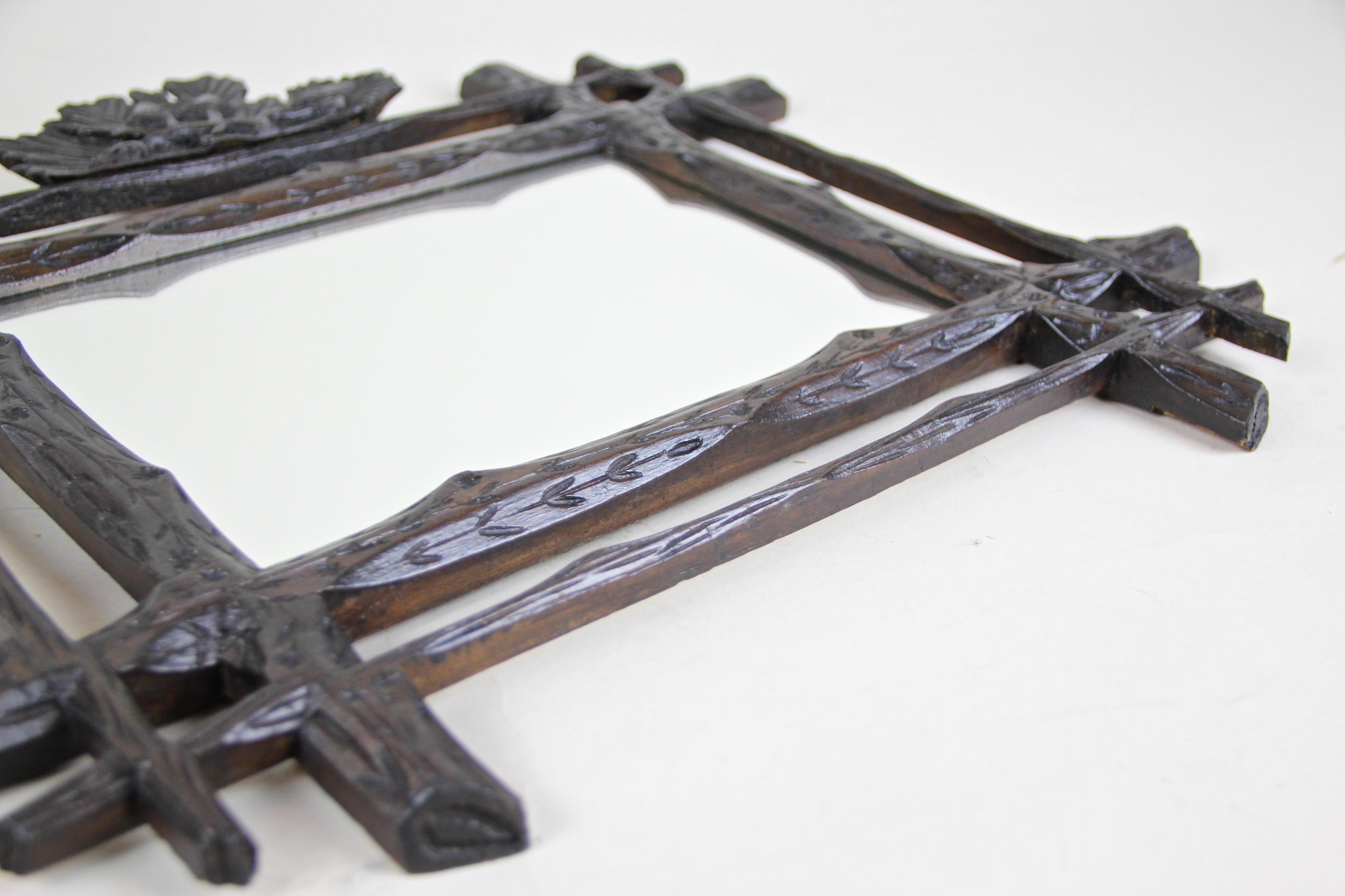 Rustic Black Forest Mirror Hand Carved with Oak Leaves, Austria, circa 1880 For Sale 2