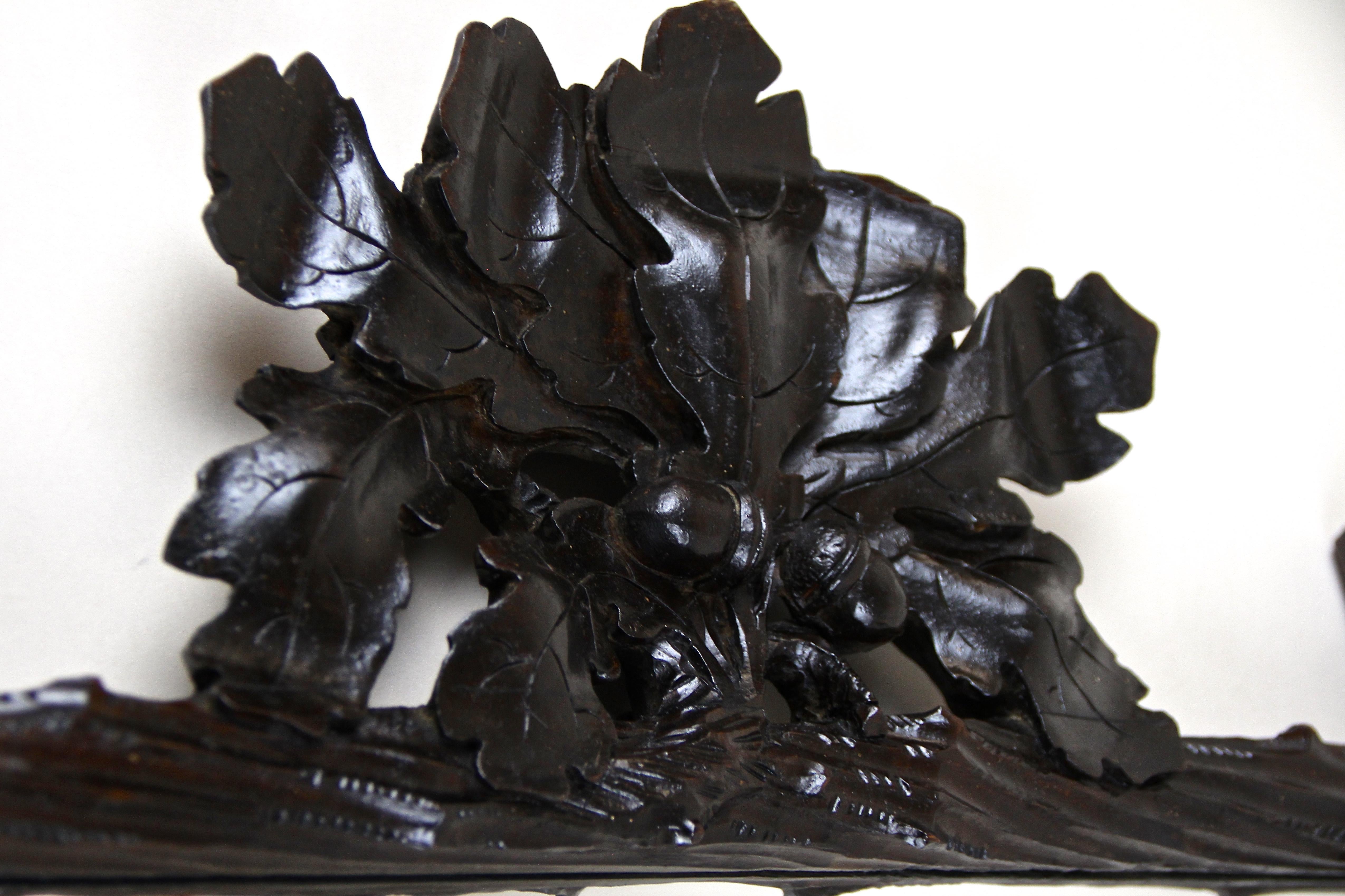 Sculpté à la main Miroir rustique de la Forêt Noire avec sculptures de glands et de feuilles de chêne, Autriche, vers 1870 en vente