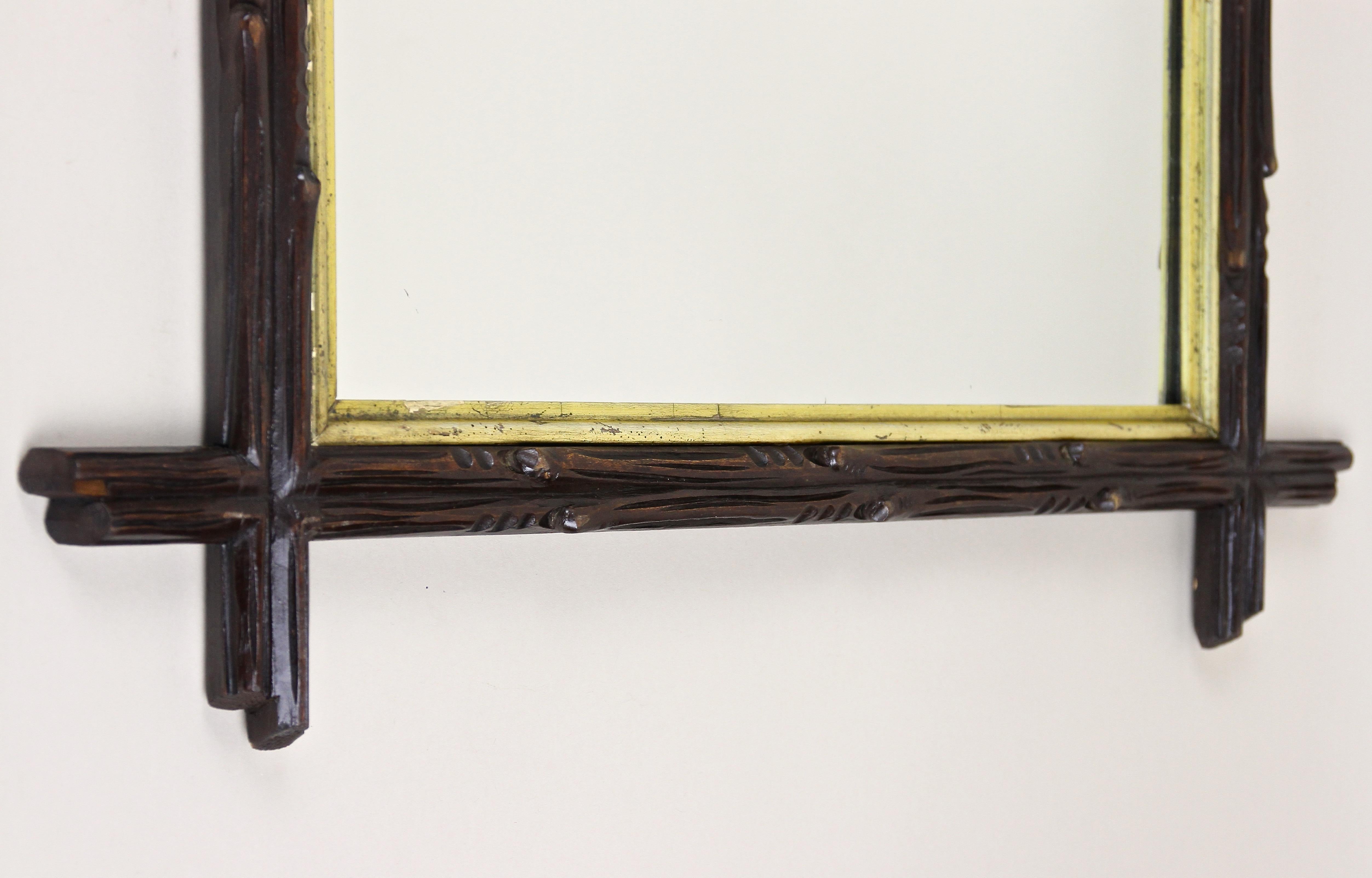 XIXe siècle Miroir rustique de la Forêt Noire avec barre intérieure dorée, Autriche, vers 1880 en vente