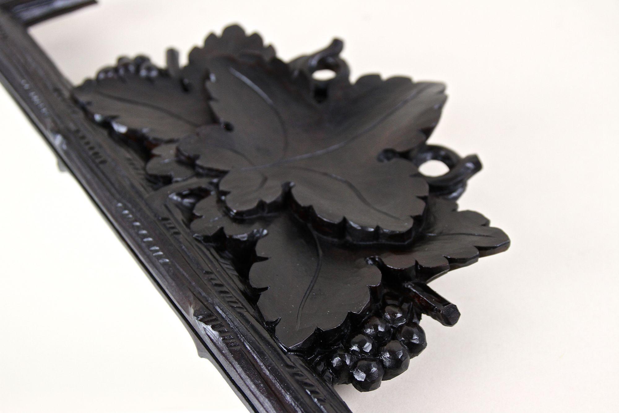 Specchio rustico Black Forest con foglie e ghiande, intagliato a mano - AT 1890 ca. in vendita 7